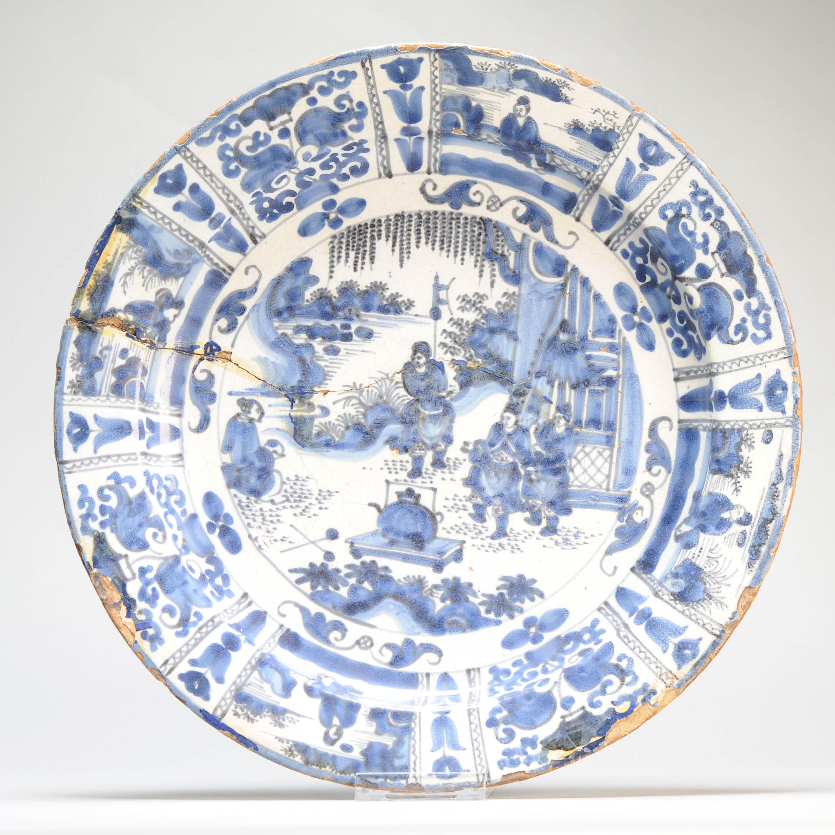 Plato de barro con borde plano. Decorado en diferentes tonos de azul sobre un whi en venta 13
