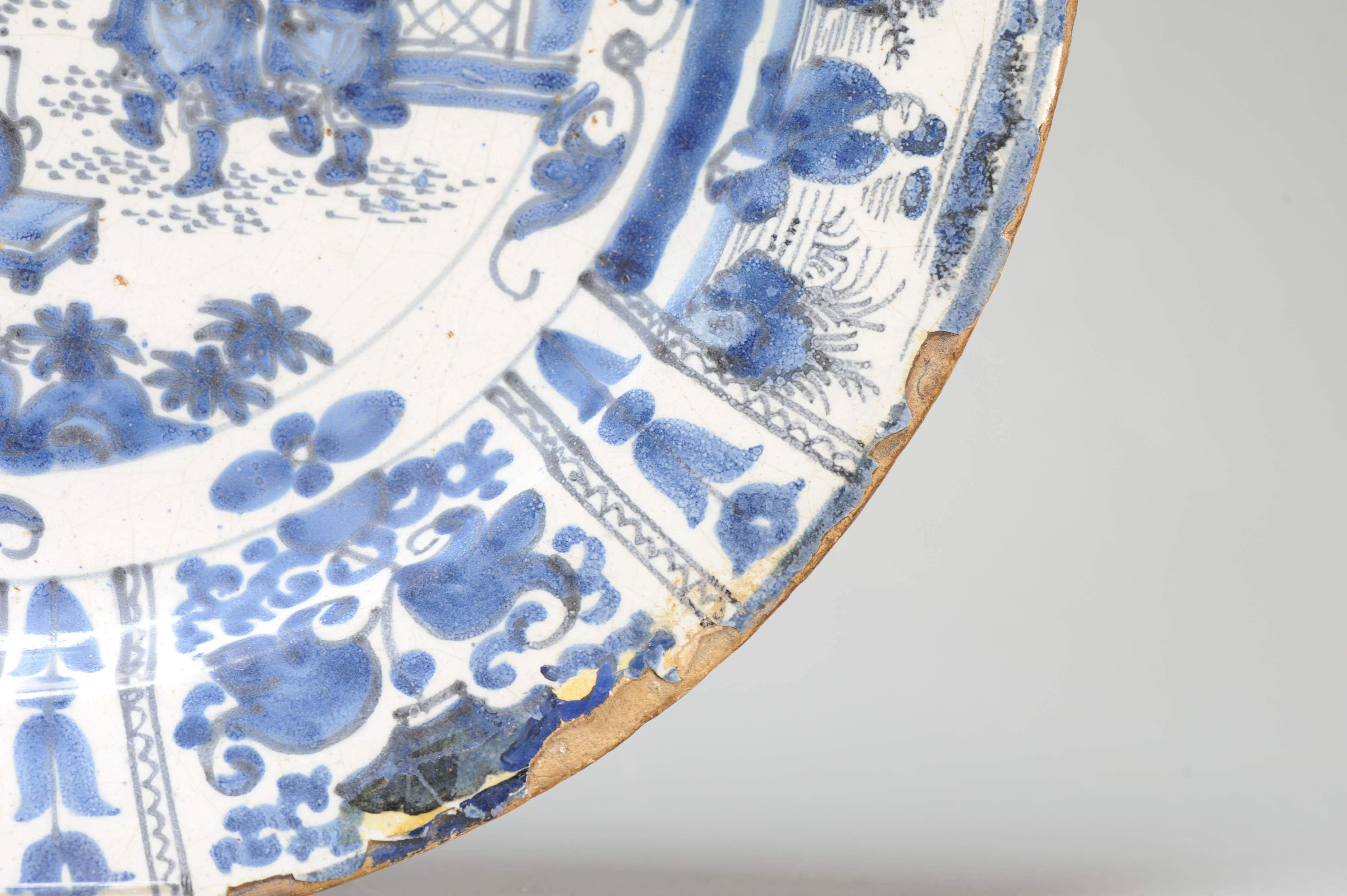 Plato de barro con borde plano. Decorado en diferentes tonos de azul sobre un whi en Bueno estado para la venta en Amsterdam, Noord Holland
