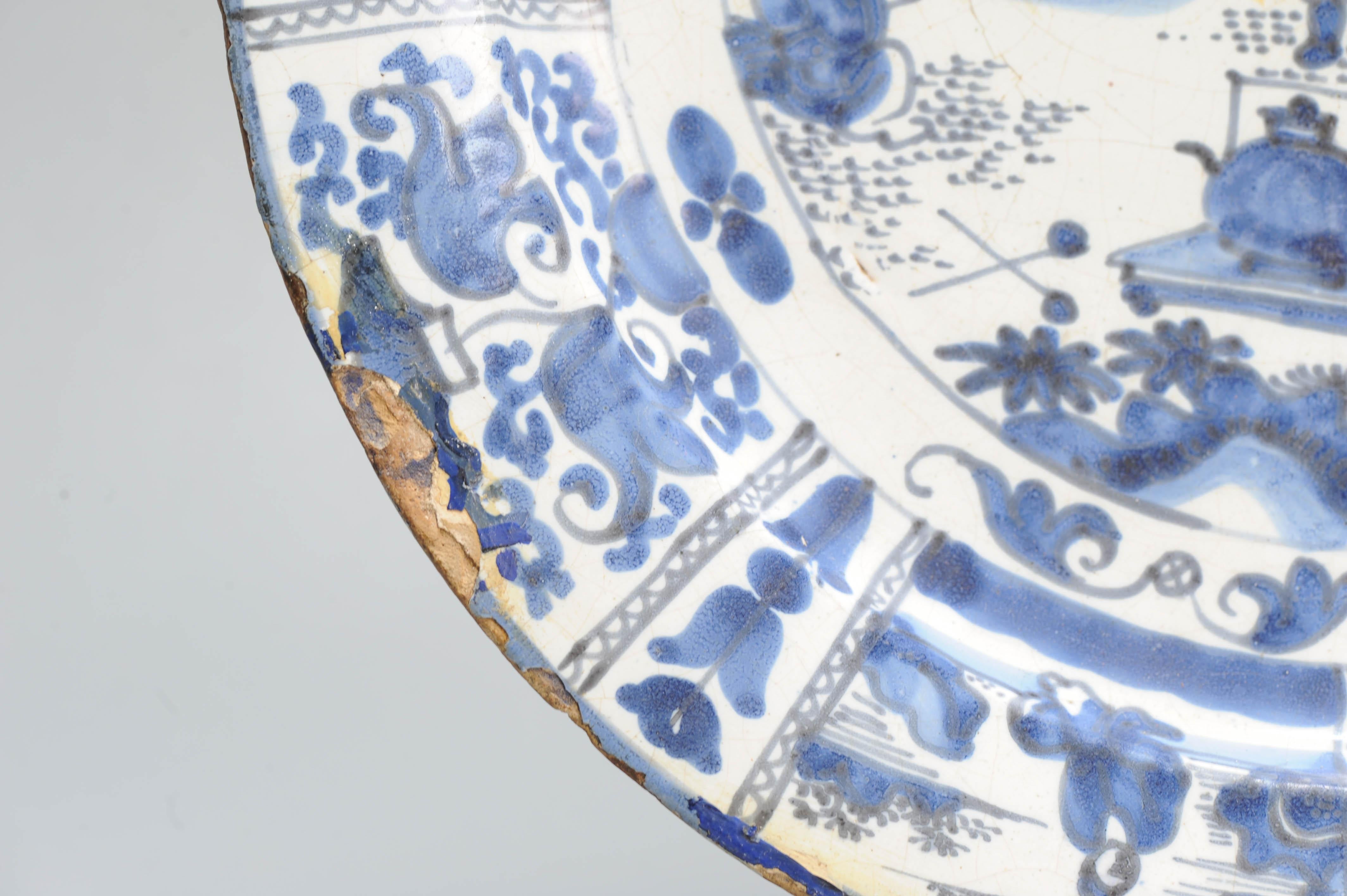 Plato de barro con borde plano. Decorado en diferentes tonos de azul sobre un whi siglo XVIII y antes en venta