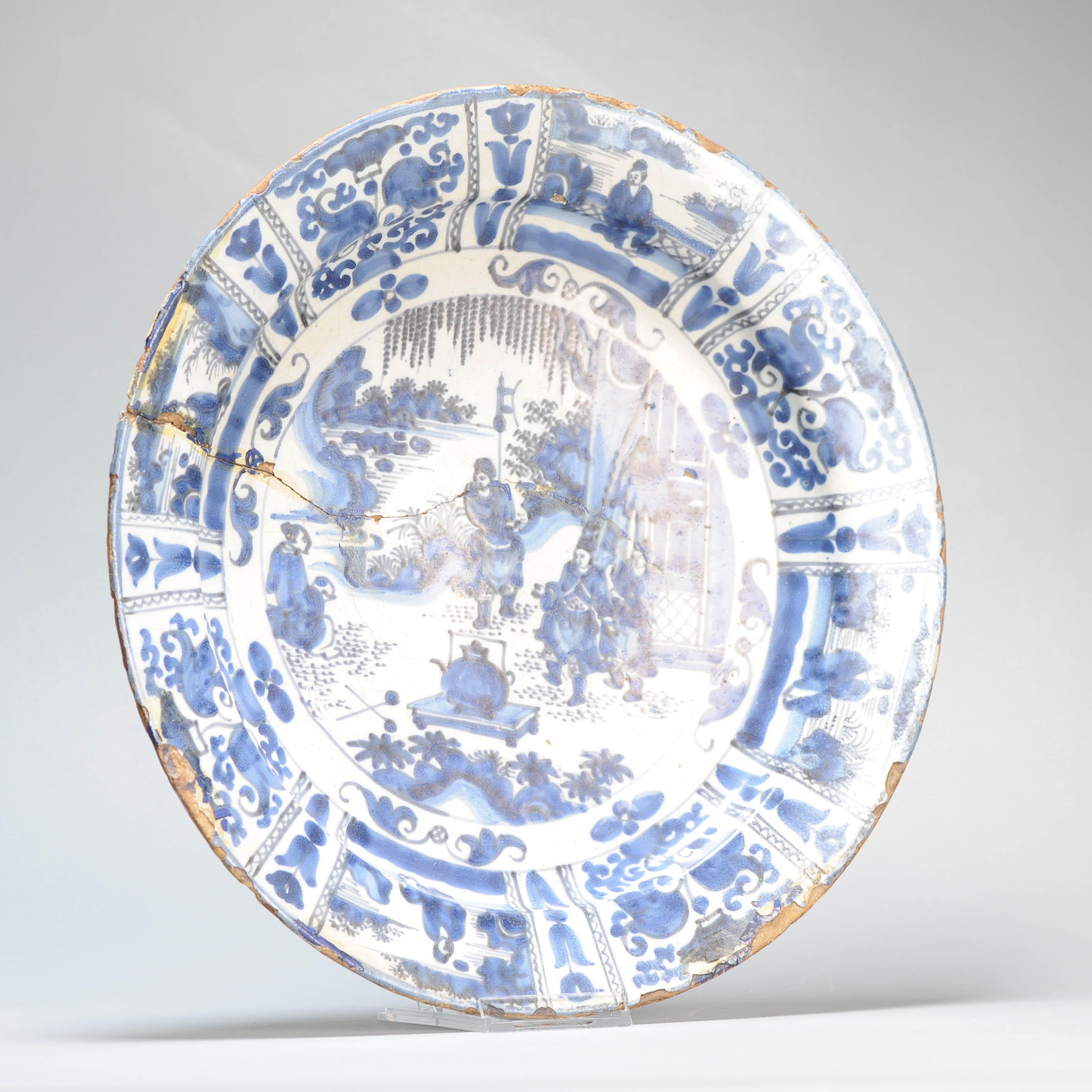 Plato de barro con borde plano. Decorado en diferentes tonos de azul sobre un whi en venta 2