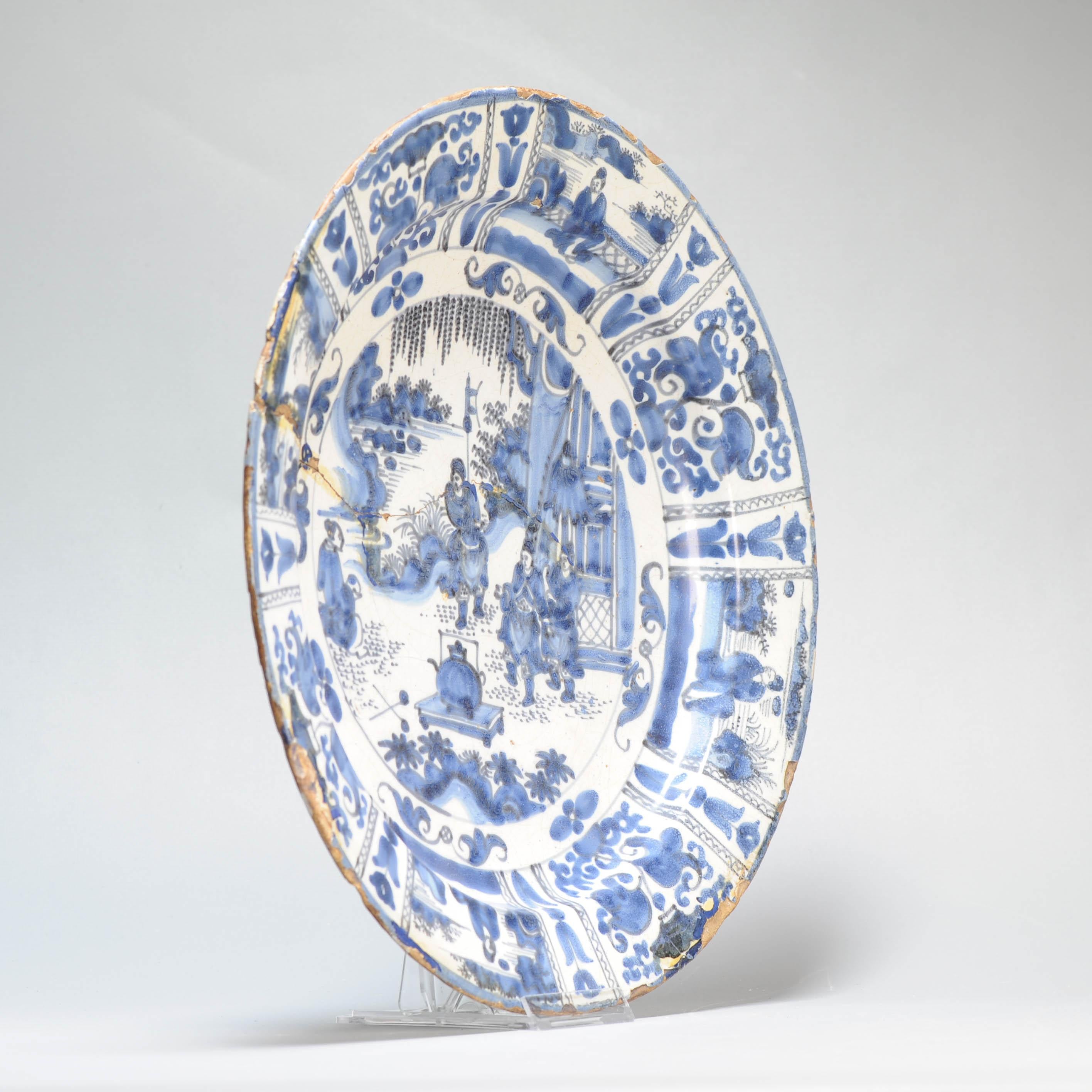 Plato de barro con borde plano. Decorado en diferentes tonos de azul sobre un whi en venta 3
