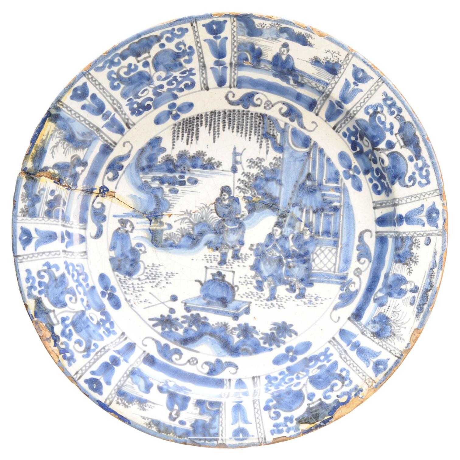 Plato de barro con borde plano. Decorado en diferentes tonos de azul sobre un whi en venta