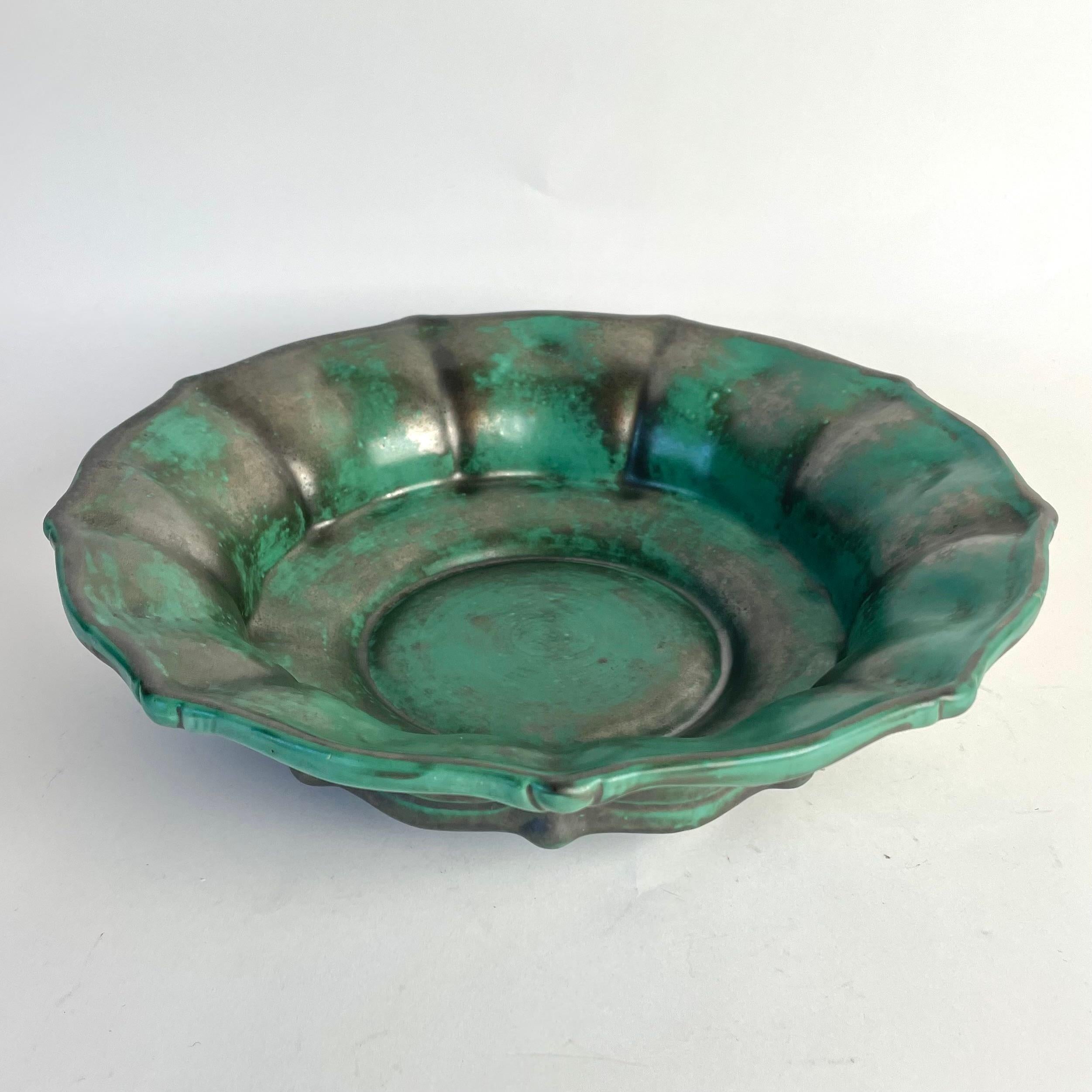 
Coupe à fruits en faïence par Edvin Ollers pour S&T Eriks, années 1920 - Swedish Grace

Une coupe à fruits élégante et caractéristique en faïence conçue par l'artiste suédois Edvin Ollers (1888-1959) pour S:t Eriks Lervarufabrik à Uppsala dans les
