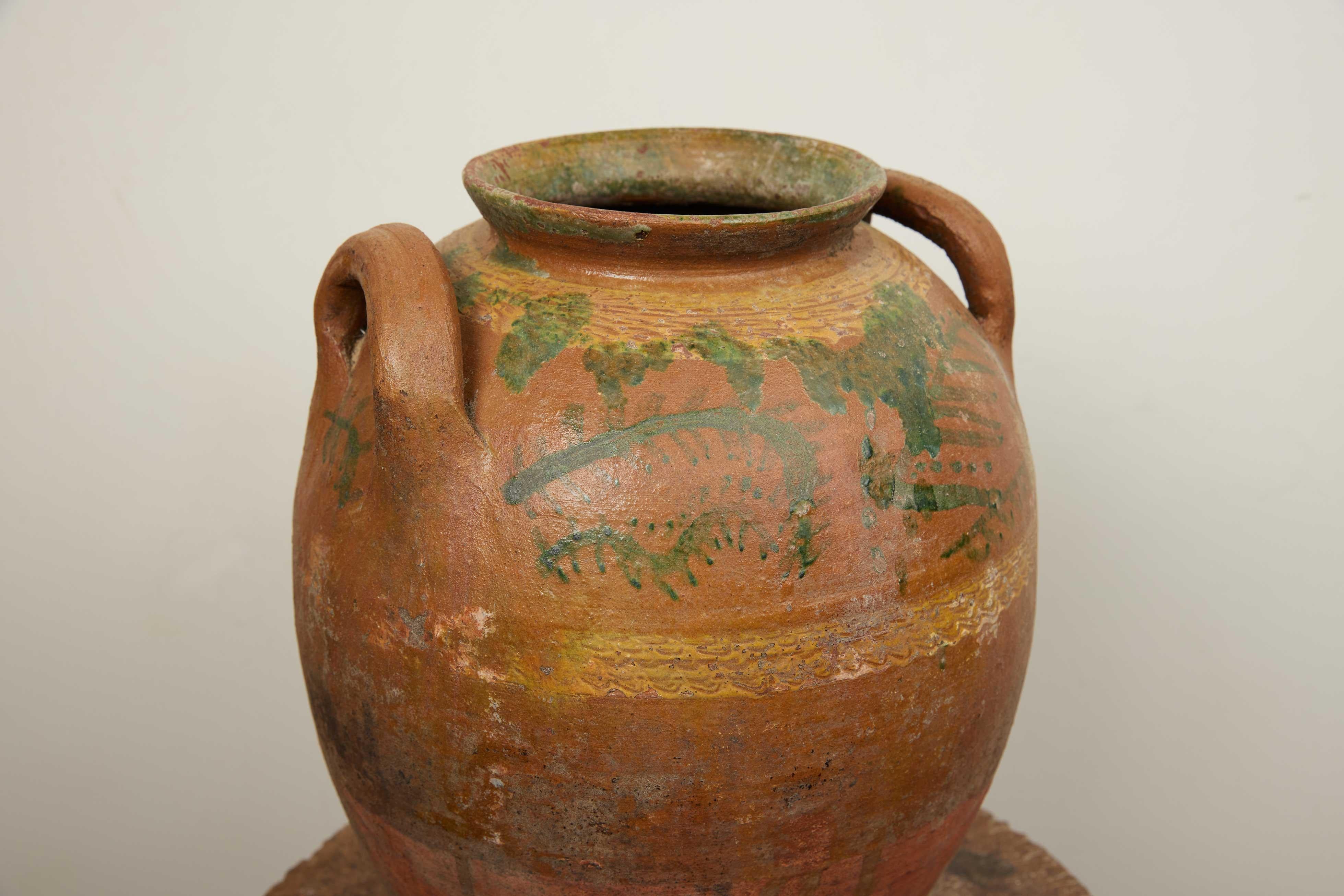 Ceramica ungherese di terracotta, circa 1900

Questo squisito pezzo di ceramica antica ungherese dell'inizio del XX secolo è una testimonianza del ricco patrimonio culturale e dell'abile artigianato dell'epoca. Con un'altezza di 14 pollici e una