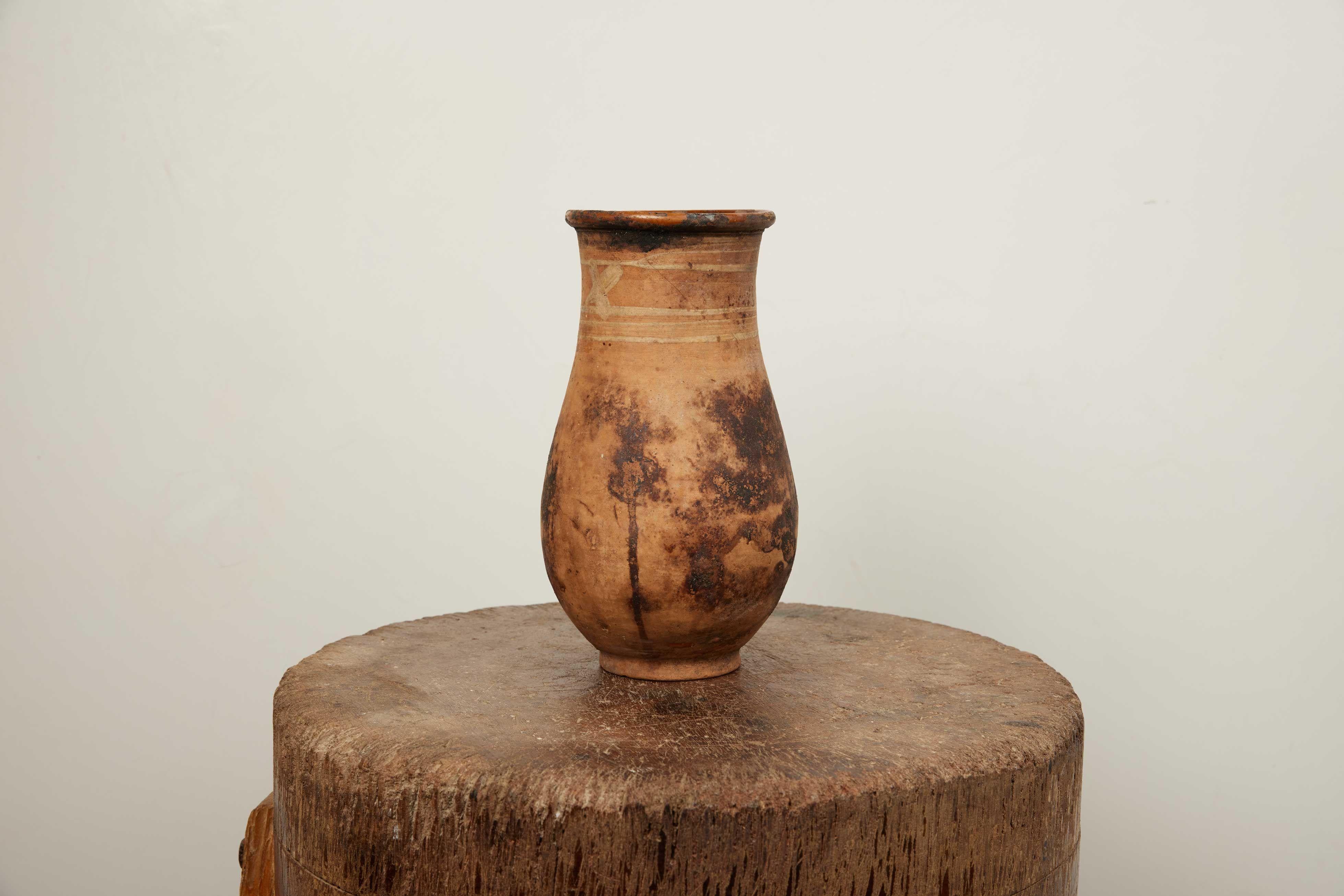 
Steingut Ungarische Töpferei, um 1900

Entdecken Sie die Eleganz der Geschichte mit dieser antiken Terrakotta-Emaille-Vase aus Ungarn, die aus der Zeit um 1900 stammt. Diese Vase, die für ihr beeindruckendes Alter von etwa 150 Jahren geschätzt