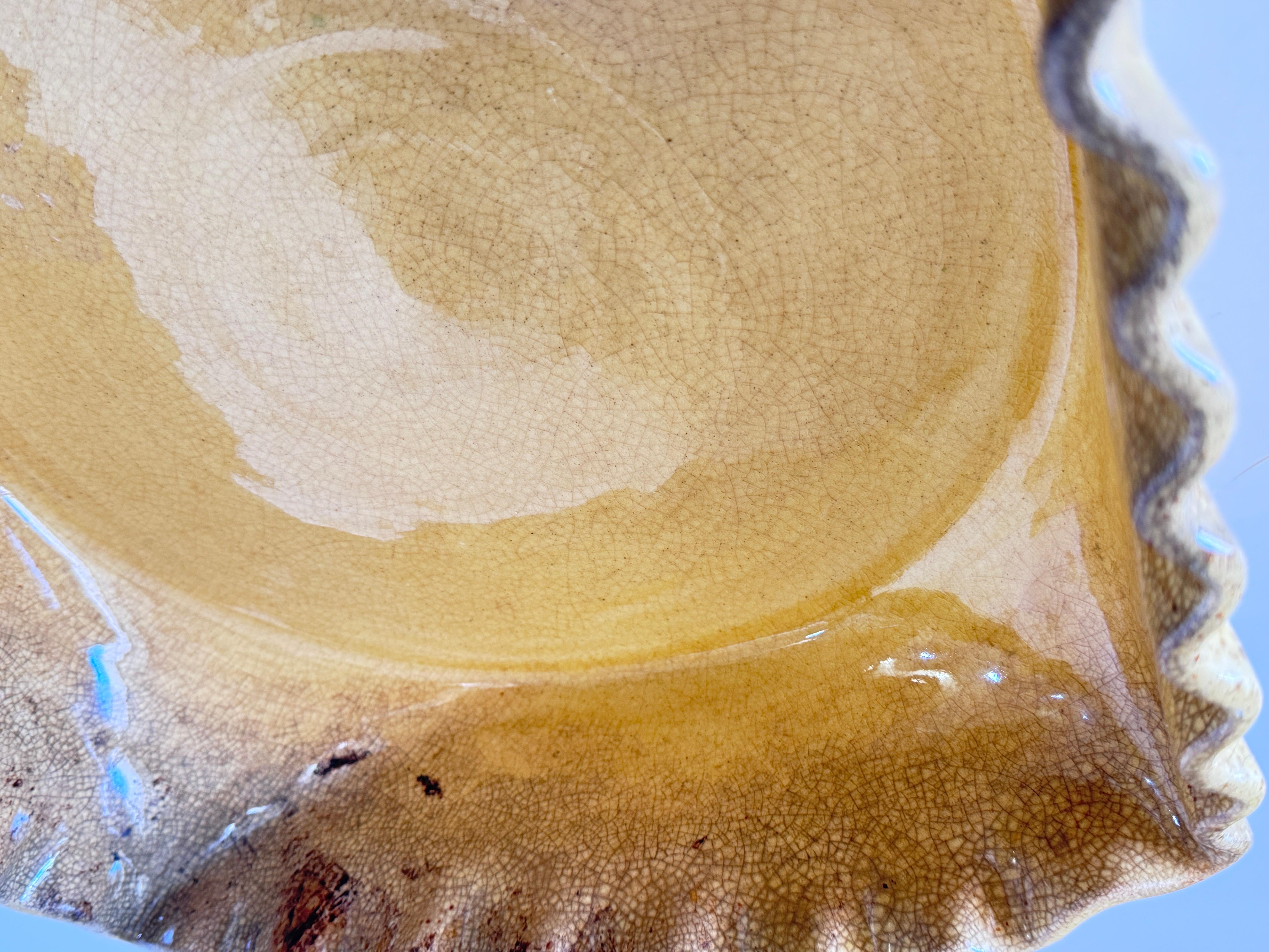 Dekorative Schale aus Steingut für das Ofengeschirr mit Bienendekor aus Steingut und gelber Farbe  im Angebot 2