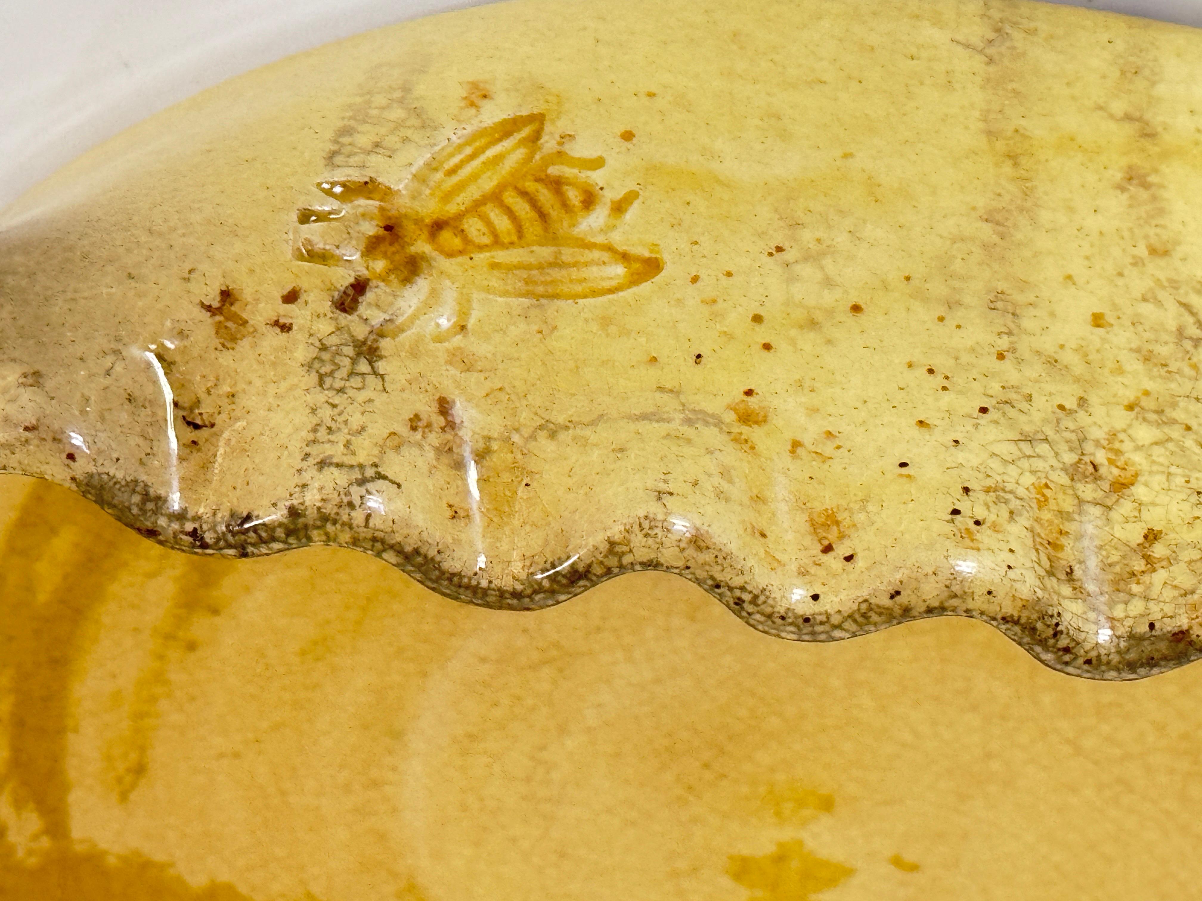 Dekorative Schale aus Steingut für das Ofengeschirr mit Bienendekor aus Steingut und gelber Farbe  im Angebot 3