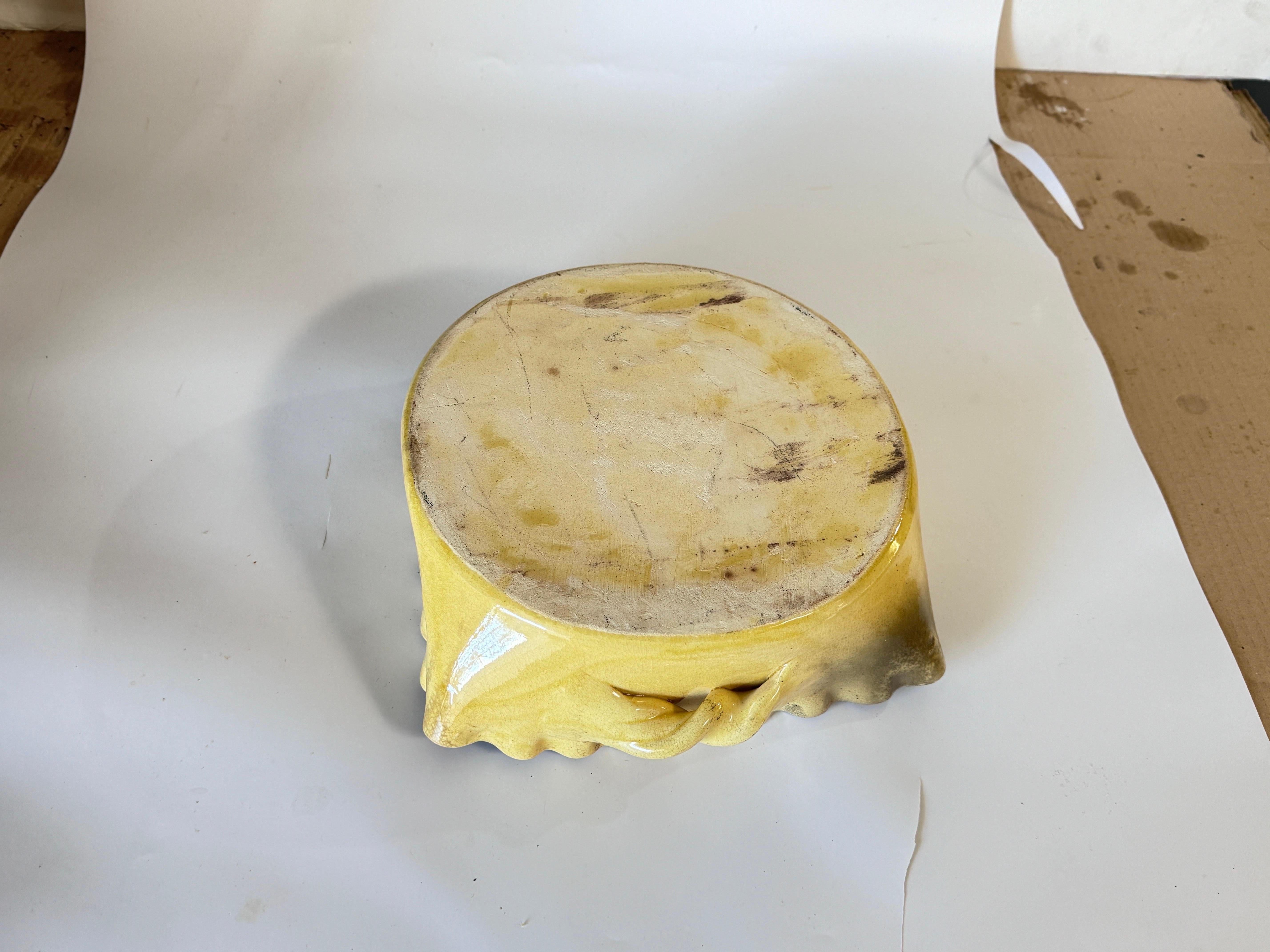 Dekorative Schale aus Steingut für das Ofengeschirr mit Bienendekor aus Steingut und gelber Farbe  (Französische Provence) im Angebot