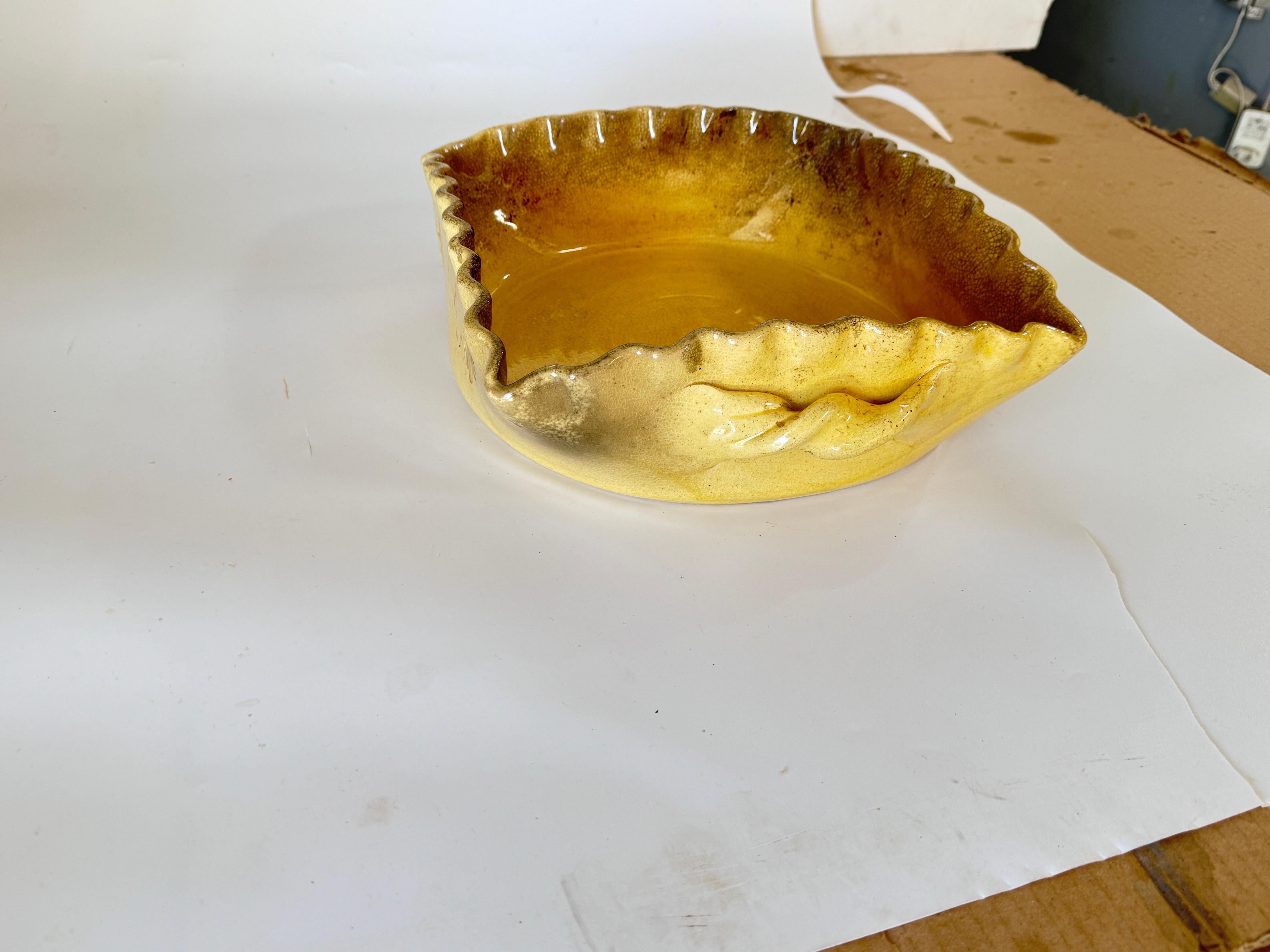 Dekorative Schale aus Steingut für das Ofengeschirr mit Bienendekor aus Steingut und gelber Farbe  (Französisch) im Angebot