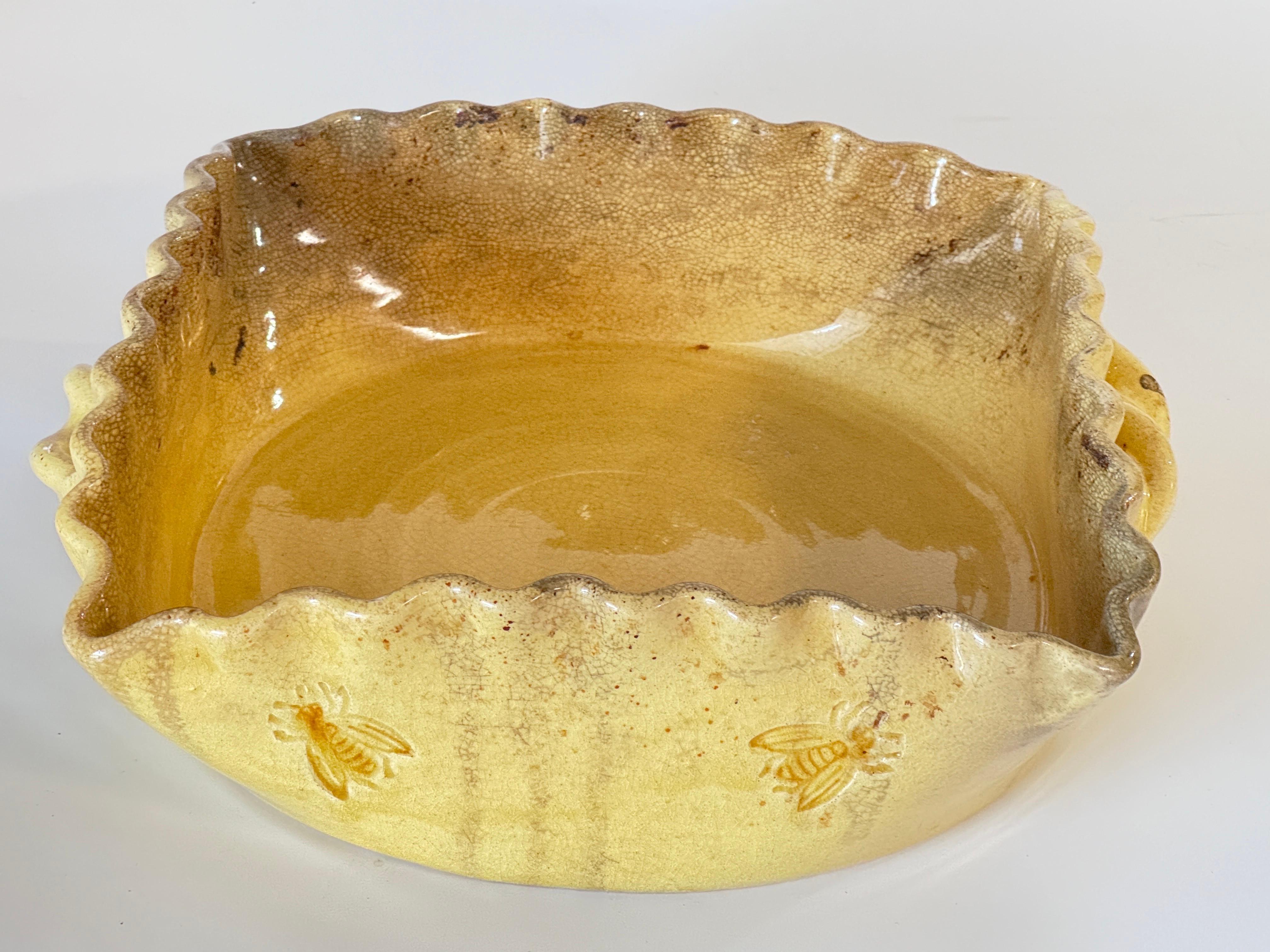 Dekorative Schale aus Steingut für das Ofengeschirr mit Bienendekor aus Steingut und gelber Farbe  (Mitte des 20. Jahrhunderts) im Angebot