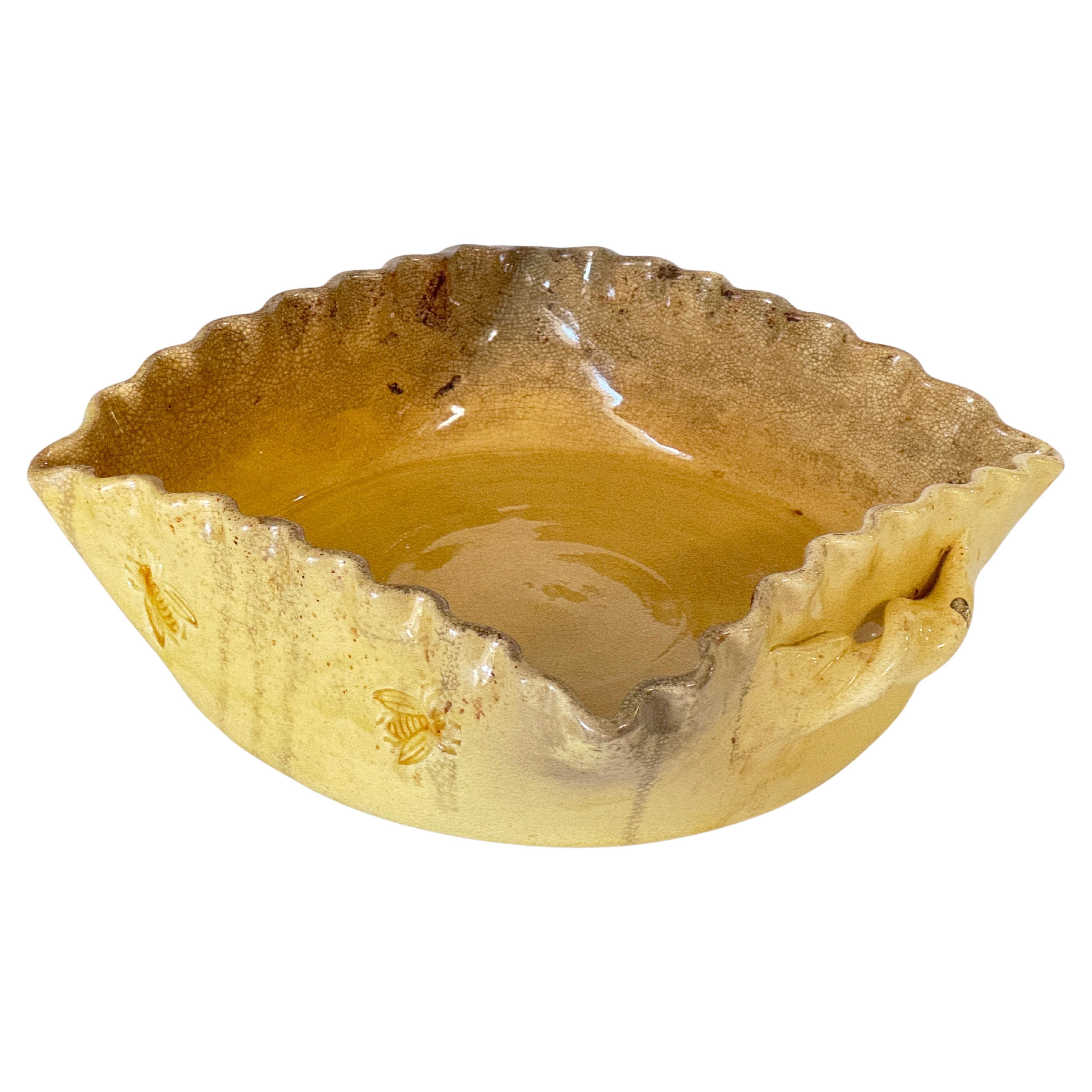 Dekorative Schale aus Steingut für das Ofengeschirr mit Bienendekor aus Steingut und gelber Farbe  im Angebot