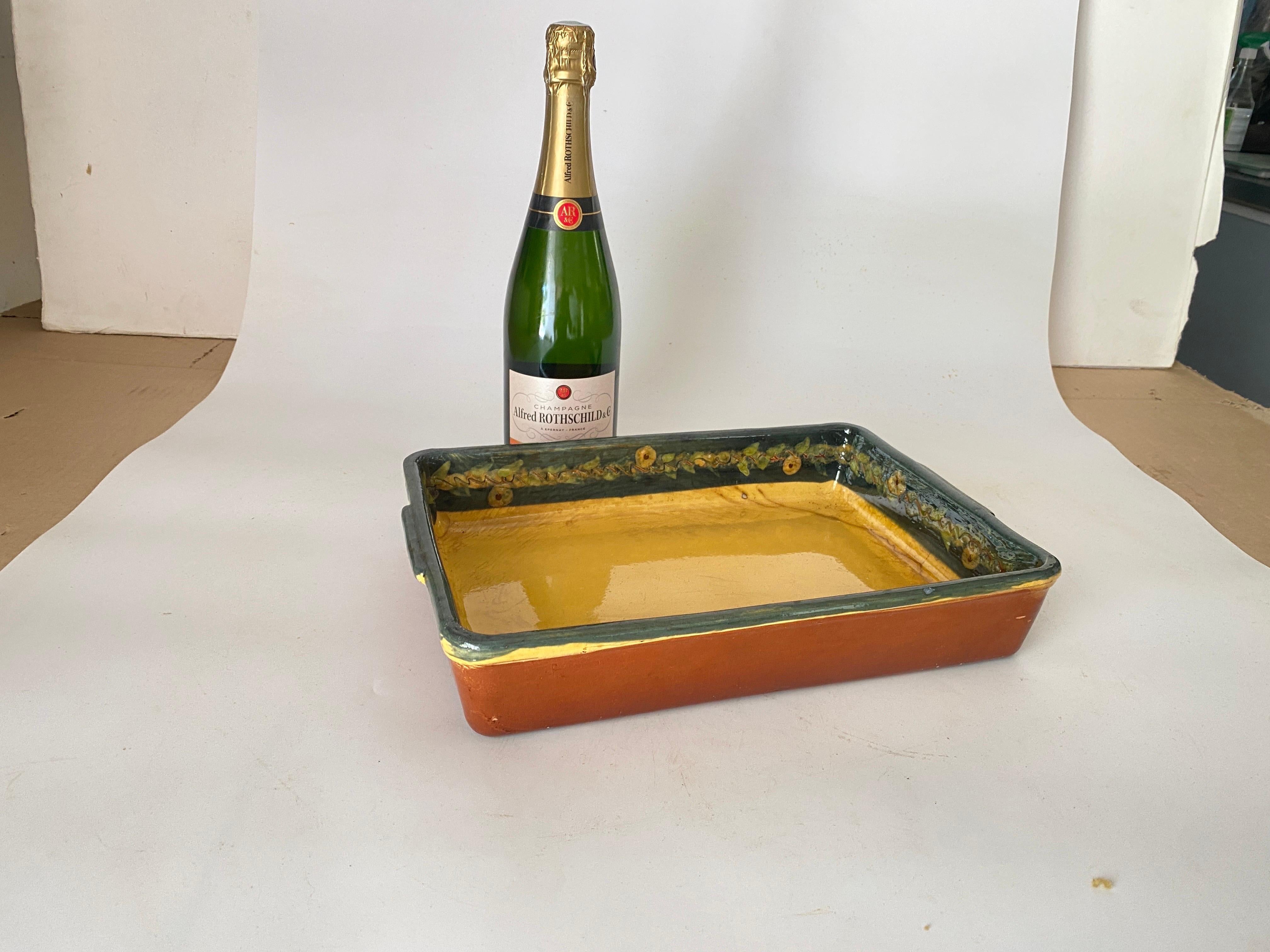 This is a Earthenware dish that goes to the oven. It has been done in France circa 1960. Yellow and Brown color.
