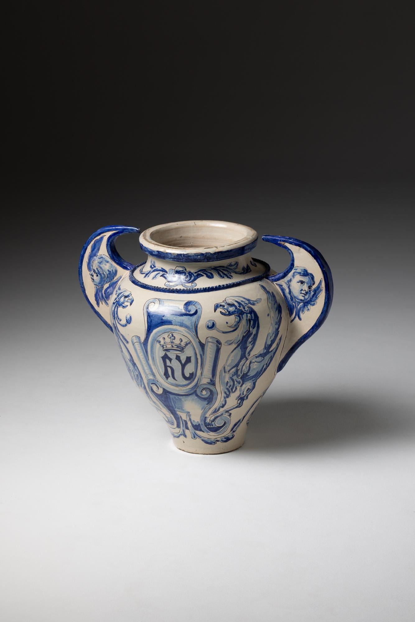 Questo vaso in terracotta del XIX secolo proviene dal rinomato centro ceramico di Talavera de la Reina, in Spagna, una città famosa per la sua ricca tradizione di ceramiche smaltate. Realizzato in maiolica, il vaso presenta un raffinato stile
