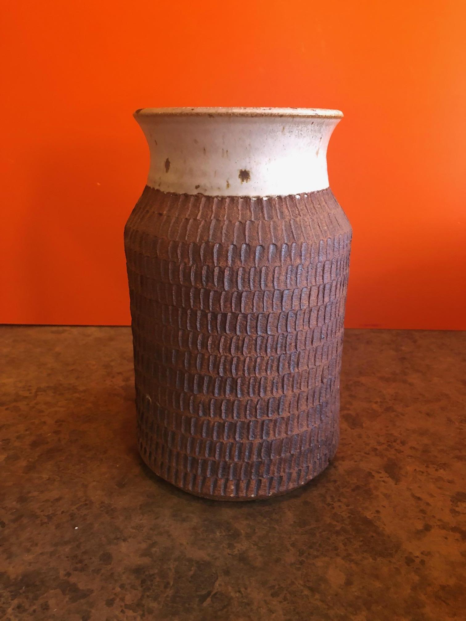 Lovely earthenware pottery jar / vase in the style of David Cressey / Robert Maxwell, circa 1970s. The piece is 5.75