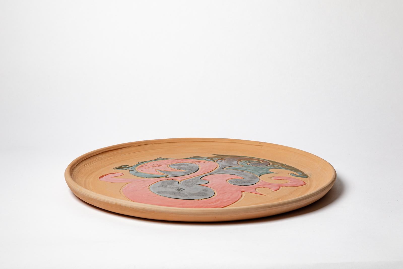 Piatto scultura in terracotta con decorazione geometrica di George Martin. 
Firma dell'artista sulla base. Circa 1970-1980. Pezzo unico.
H. H. : 16,5 x 1,2 pollici.
