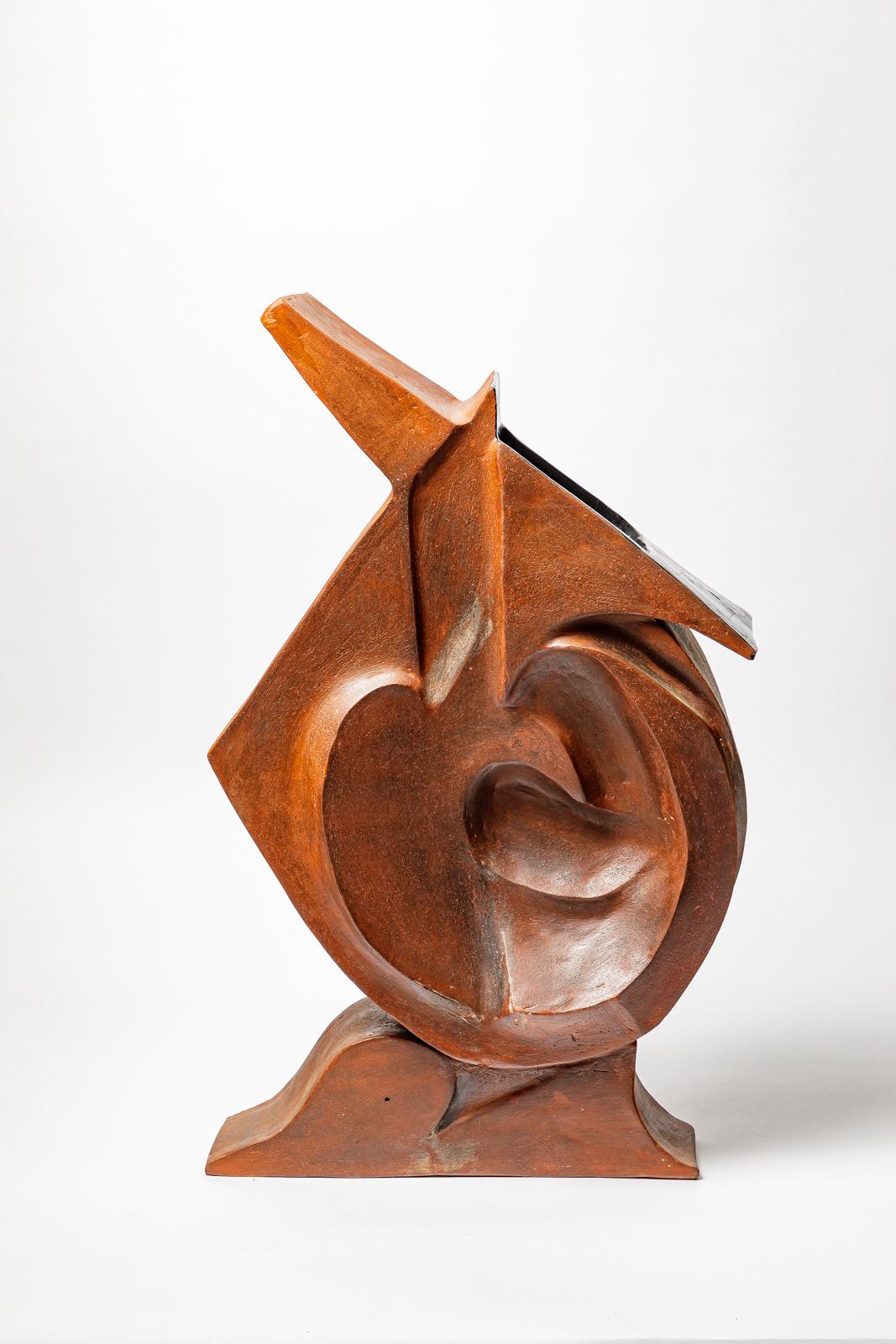 Vaso-scultura in terracotta  di George Martin.
Monogram dell'artista sulla base. 
Pezzo unico.
Circa 1980.
H. : 26,8 x 7,1 x 15,7 pollici.
