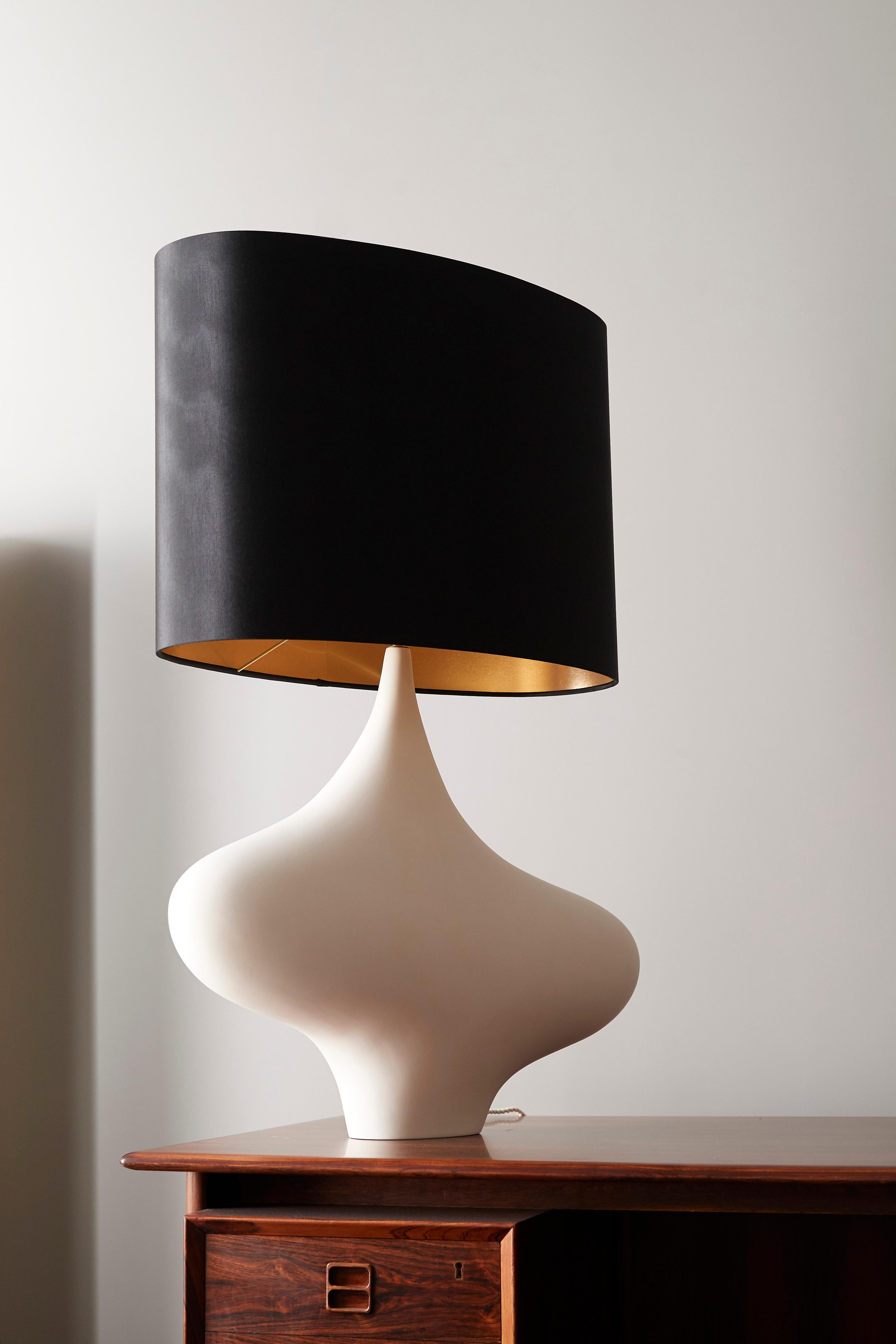 Earthenware table lamp, asymmetrical shape and black silk shade. Limited edition of 8.
Danish work by ceramicist Helle Damkjaer, 2018.

Dimensions of the lamp base: 23.6 x 27.5 x 6.2.