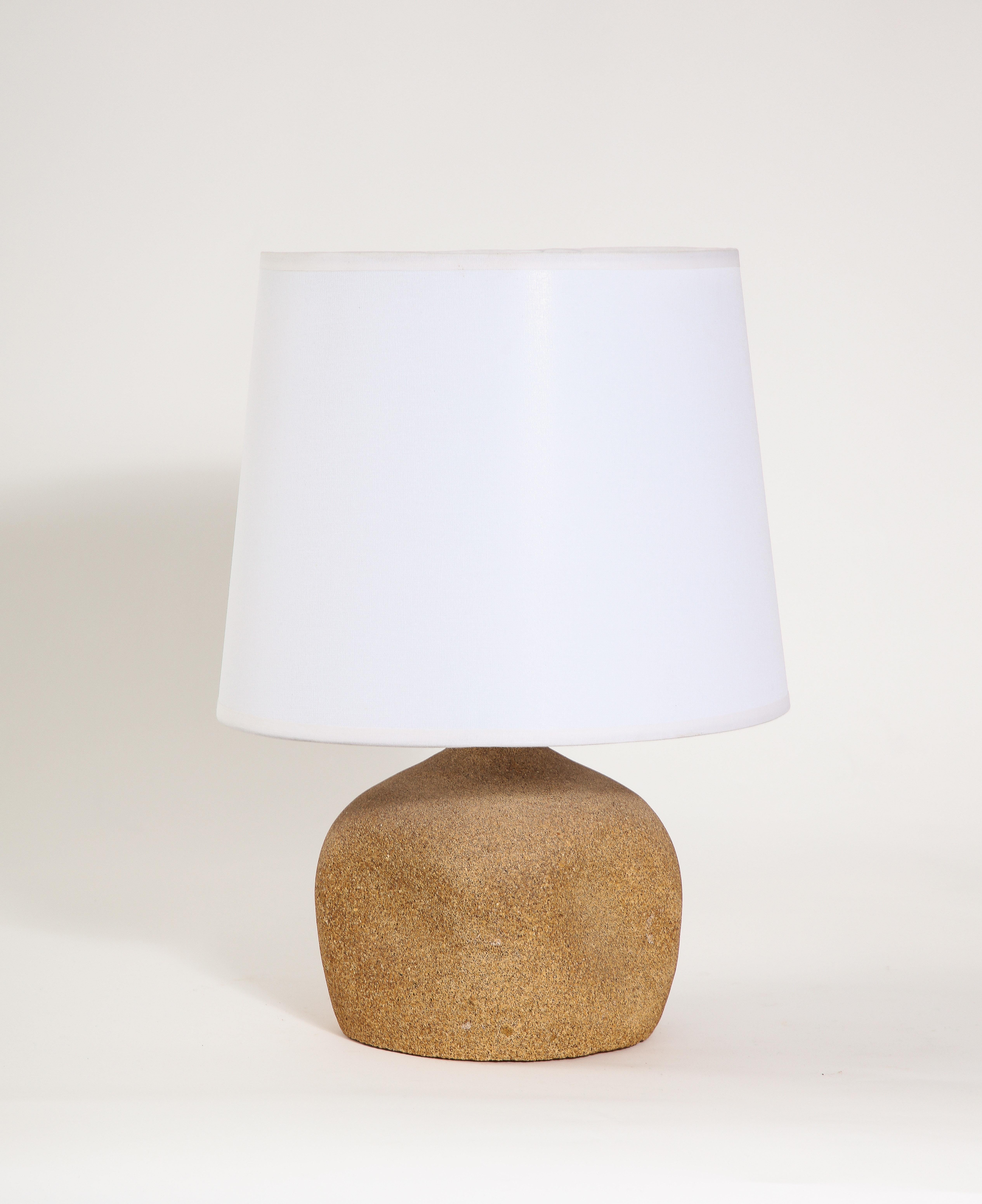 Lampe de table en faïence carrée arrondie avec un motif en creux

10x6x6 Base seule