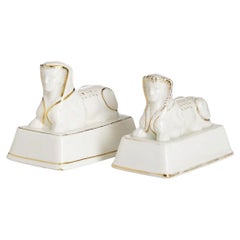 Ceramica - Due portastuzzicadenti a forma di sfinge in ceramica di Sacavém.