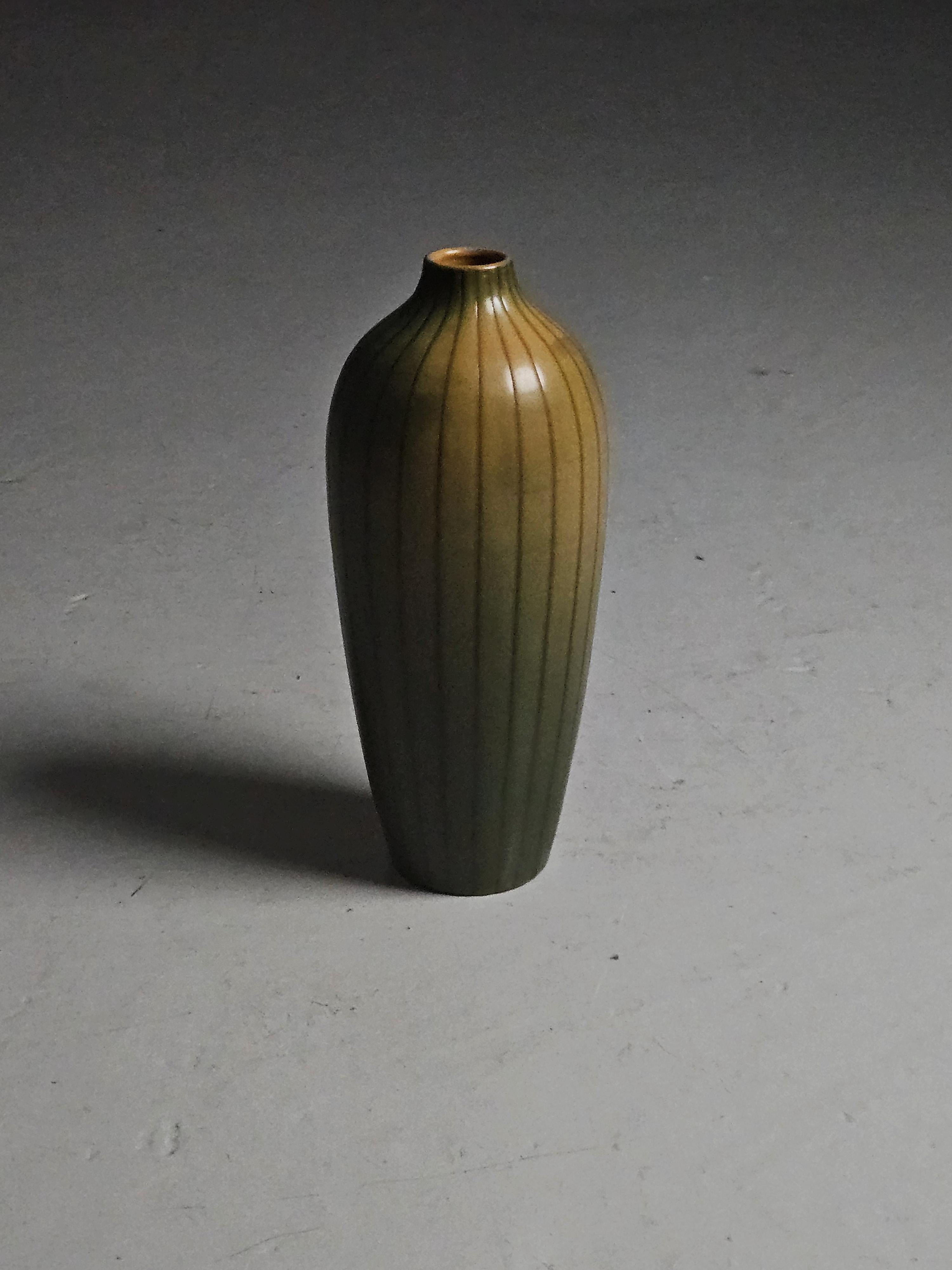 Bellissimo e raro vaso disegnato da Anna-Lisa Thomson e prodotto da Upsala Ekeby, Svezia, negli anni Trenta. 

Questo vaso, modello 11, è stato progettato per l'EXPO di Parigi del 1937. 