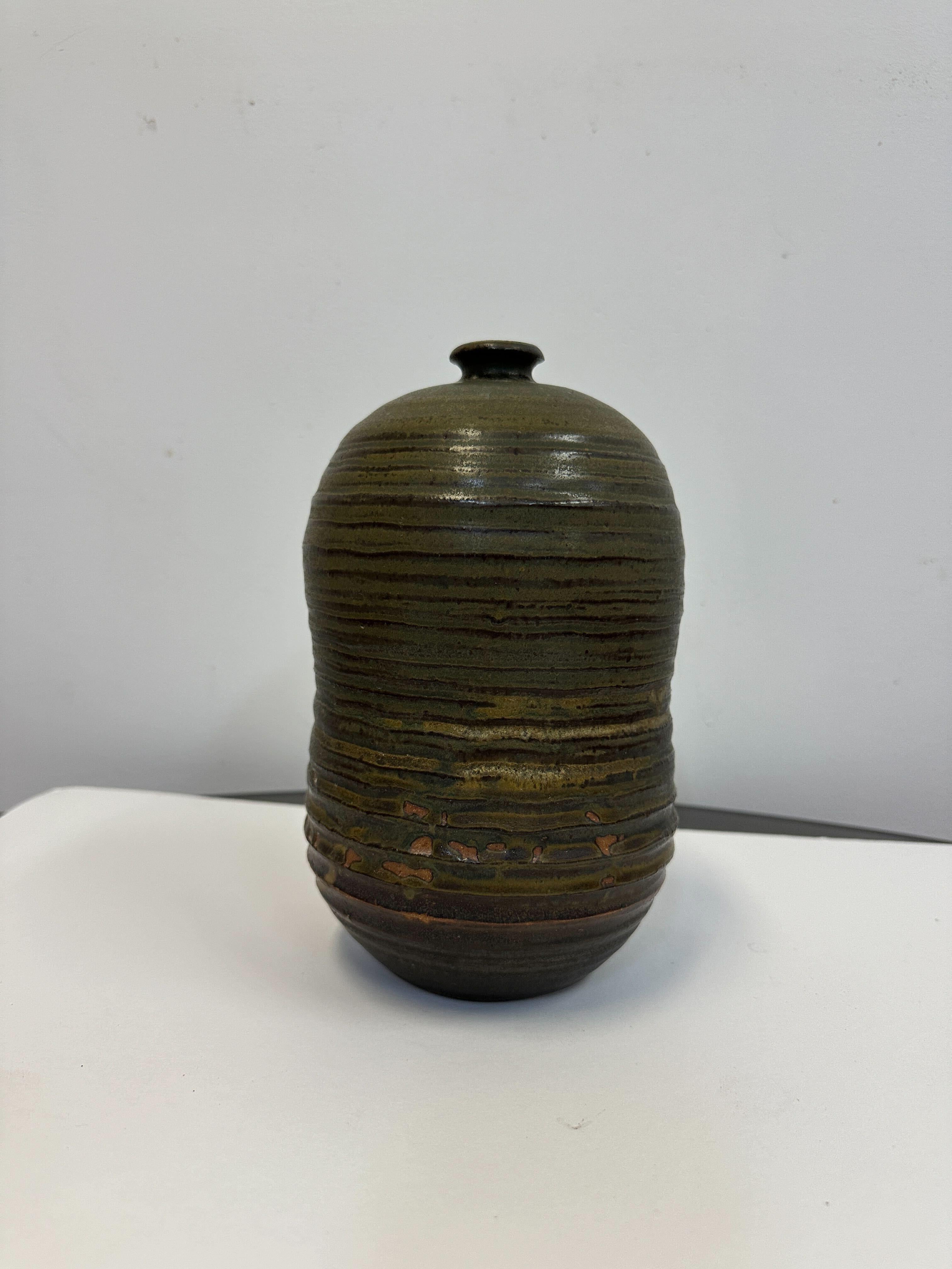 Dieses schöne Steingutgefäß ist insgesamt in sehr gutem Zustand. Ähnlich dem Stil der Toshiko Takaezu-Keramik. Maße: 9,5