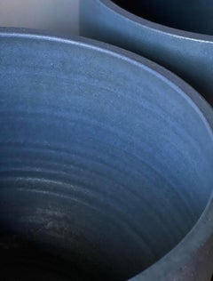 Maceteros Earthgender de David Cressey y Robert Maxwell en esmalte azul cielo