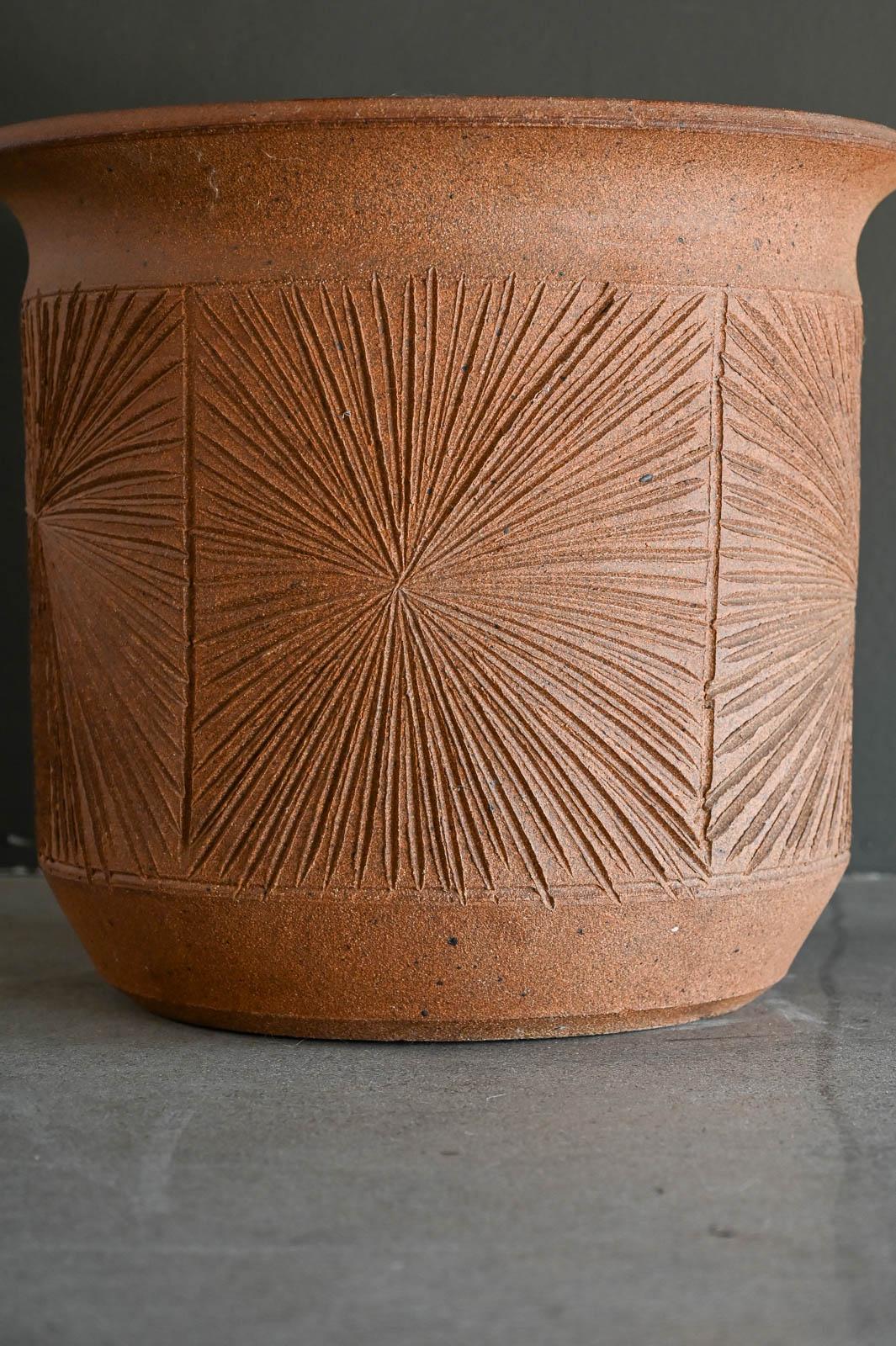 Earthgender Sunburst Planter by David Cressey and Robert Maxwell. Unglazed on the outside with brown speckle stoneware and glazed on the inside, extremely scarce and in near perfect condition. No chips or cracks in the pot, does have one drain hole