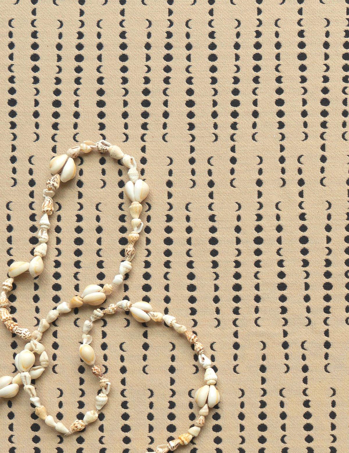 Questo motivo che ricorda l'ikat bilancia la luna nelle sue forme fluttuanti, riflettendo il passare del tempo mentre sorge, tramonta e gira.

Questo prodotto è un tessuto Jacquard di qualità commerciale. 

I campioni sono disponibili al prezzo di