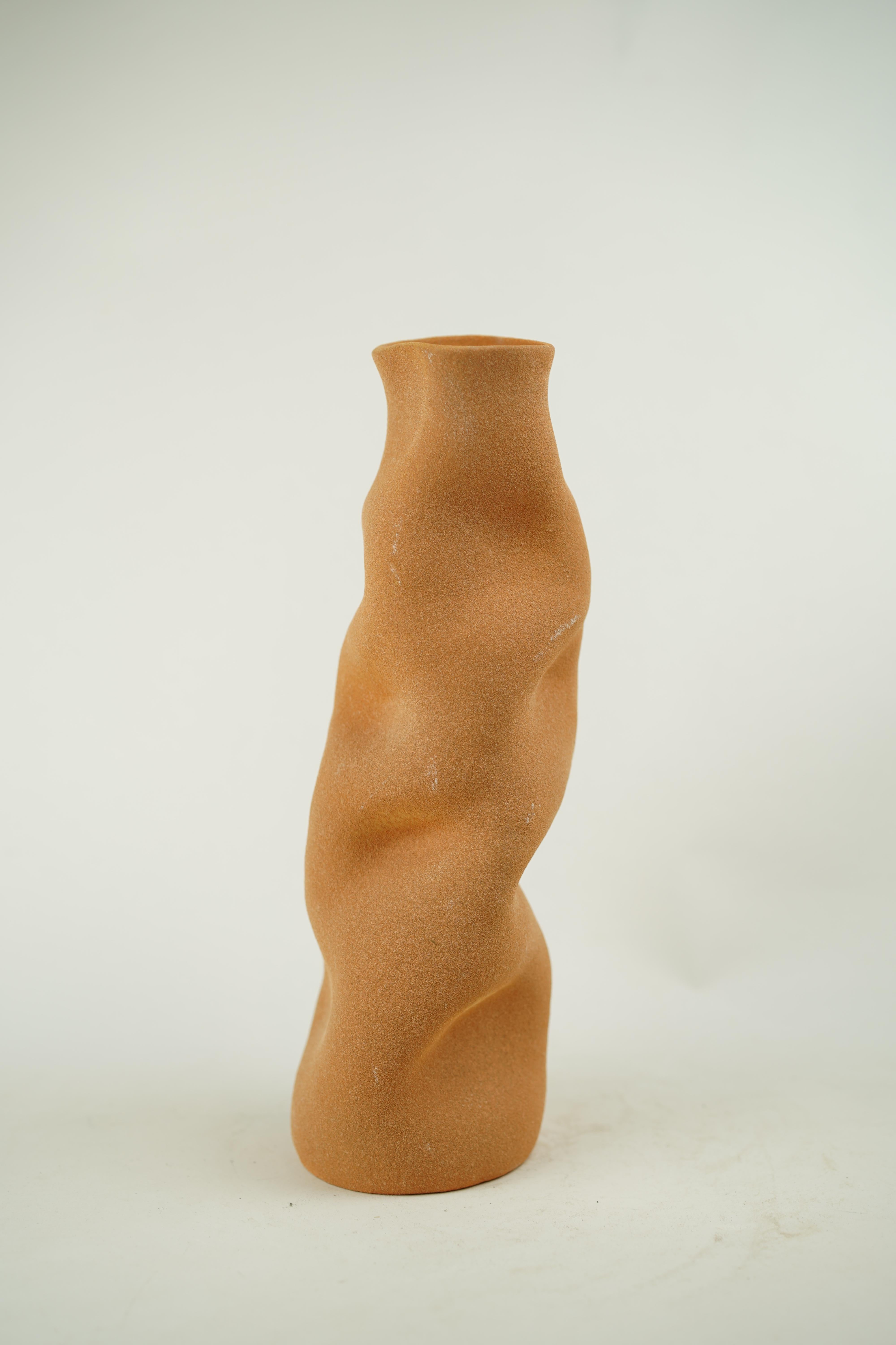 The Earthly Body vase series evokes silk softly billowing in the wind, the Earthly Body series is like a siren calling on you to touch its soft skin. Crafted using the colours found within nature, it reflects them outwards in their purest form like