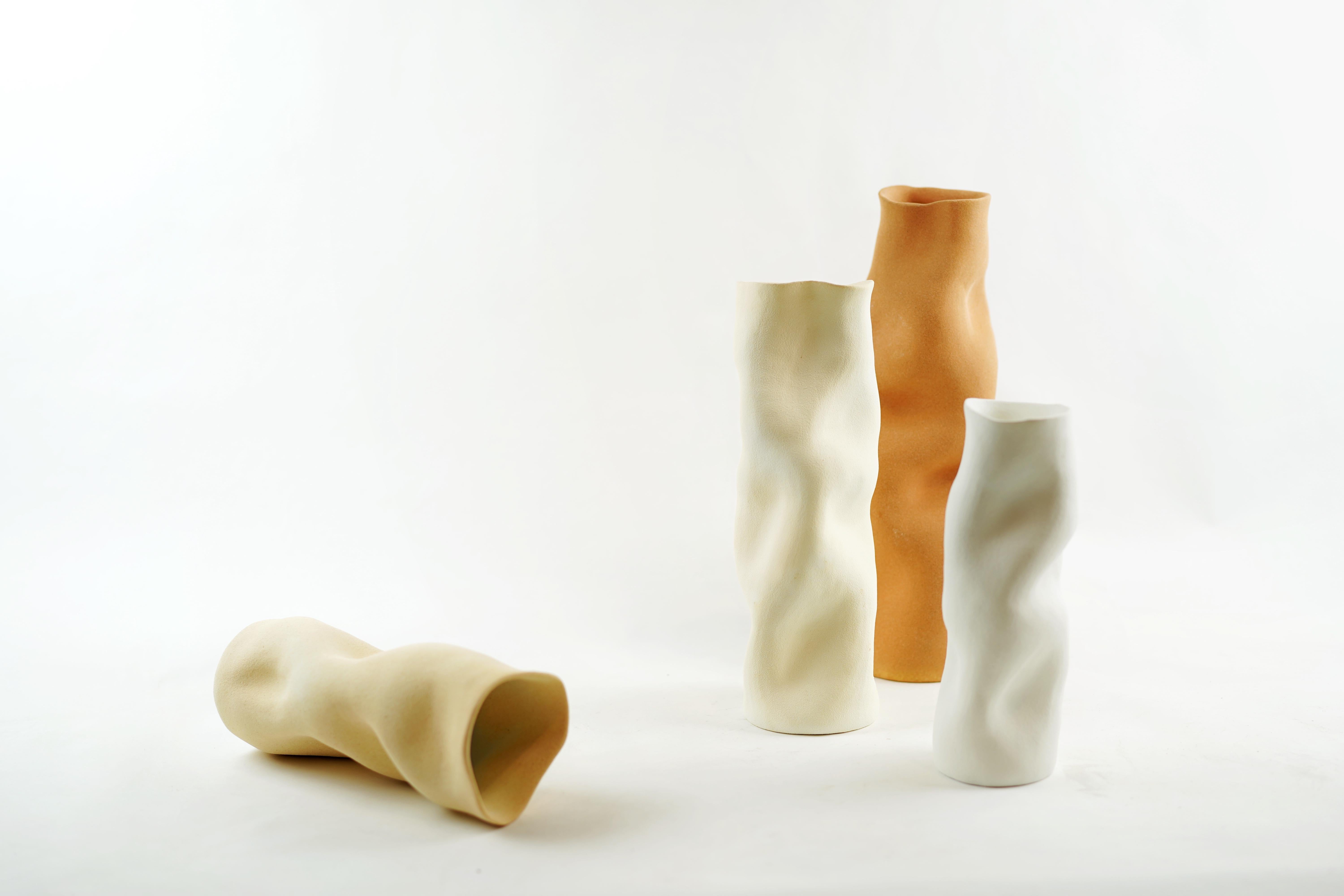 Organische Vase mit natürlichem Körper, erhältlich in 4 Farben im Zustand „Neu“ im Angebot in London, GB