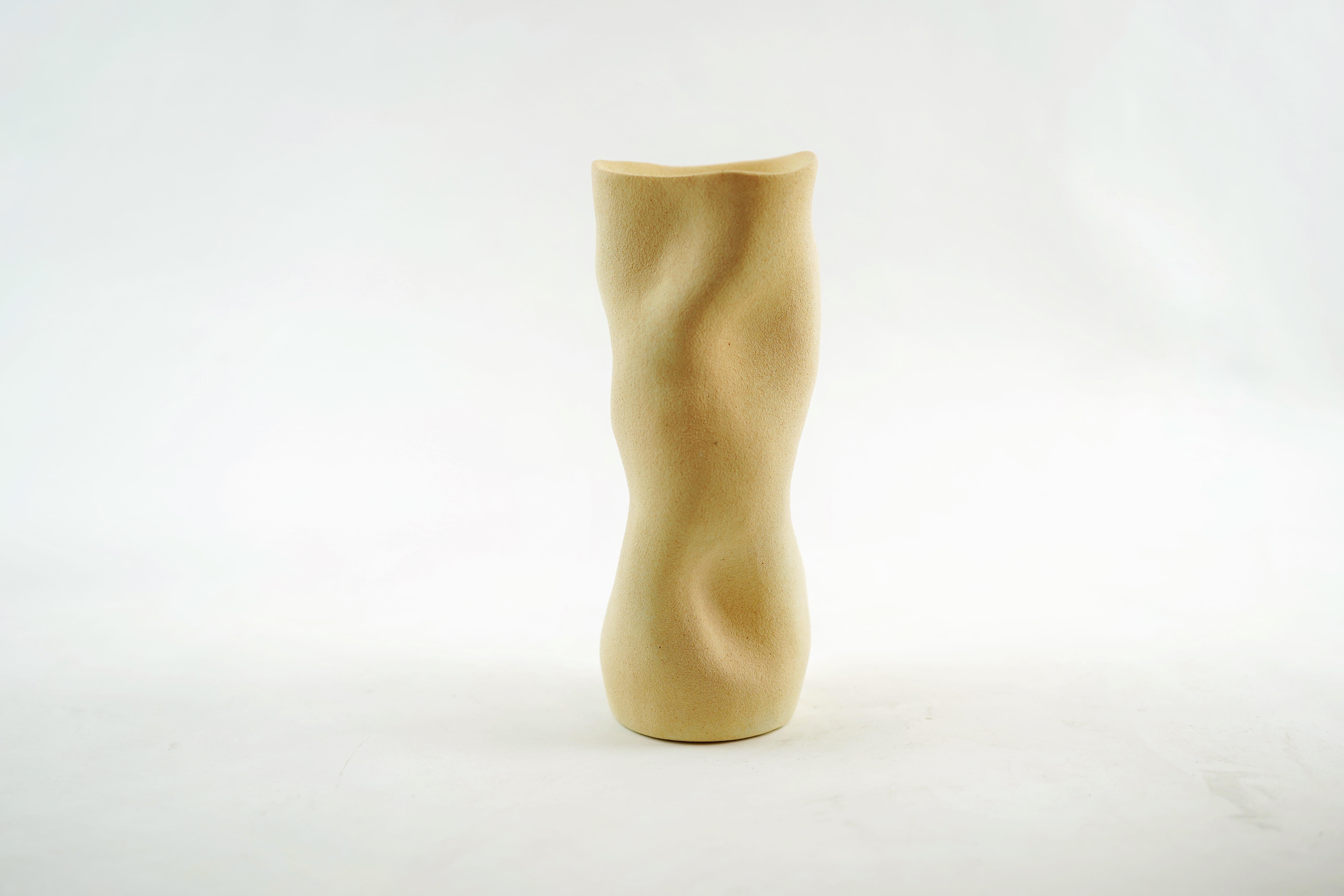 Organische Vase mit natürlichem Körper, erhältlich in 4 Farben (Keramik) im Angebot