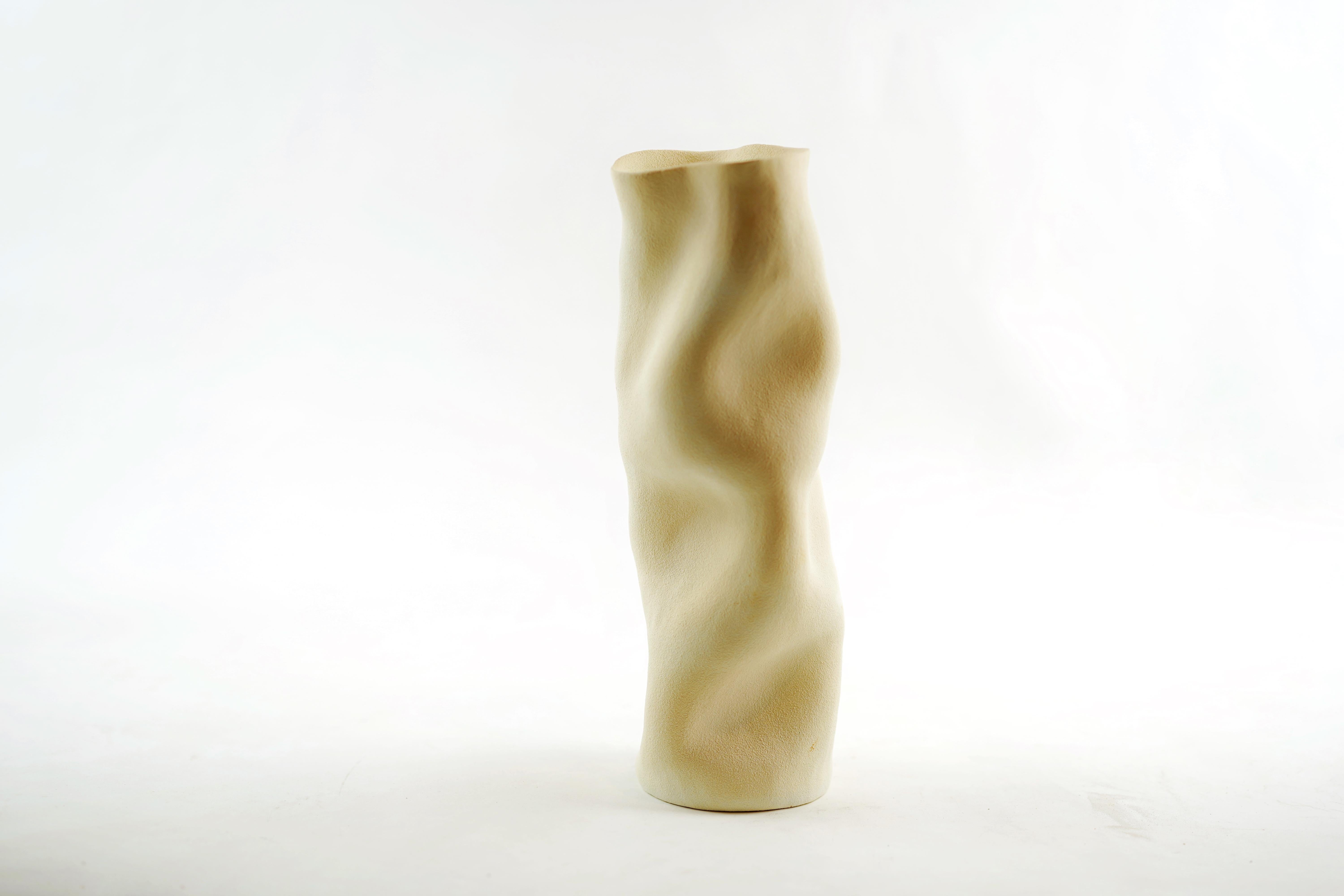 Organische Vase mit natürlichem Körper, erhältlich in 4 Farben im Angebot 1