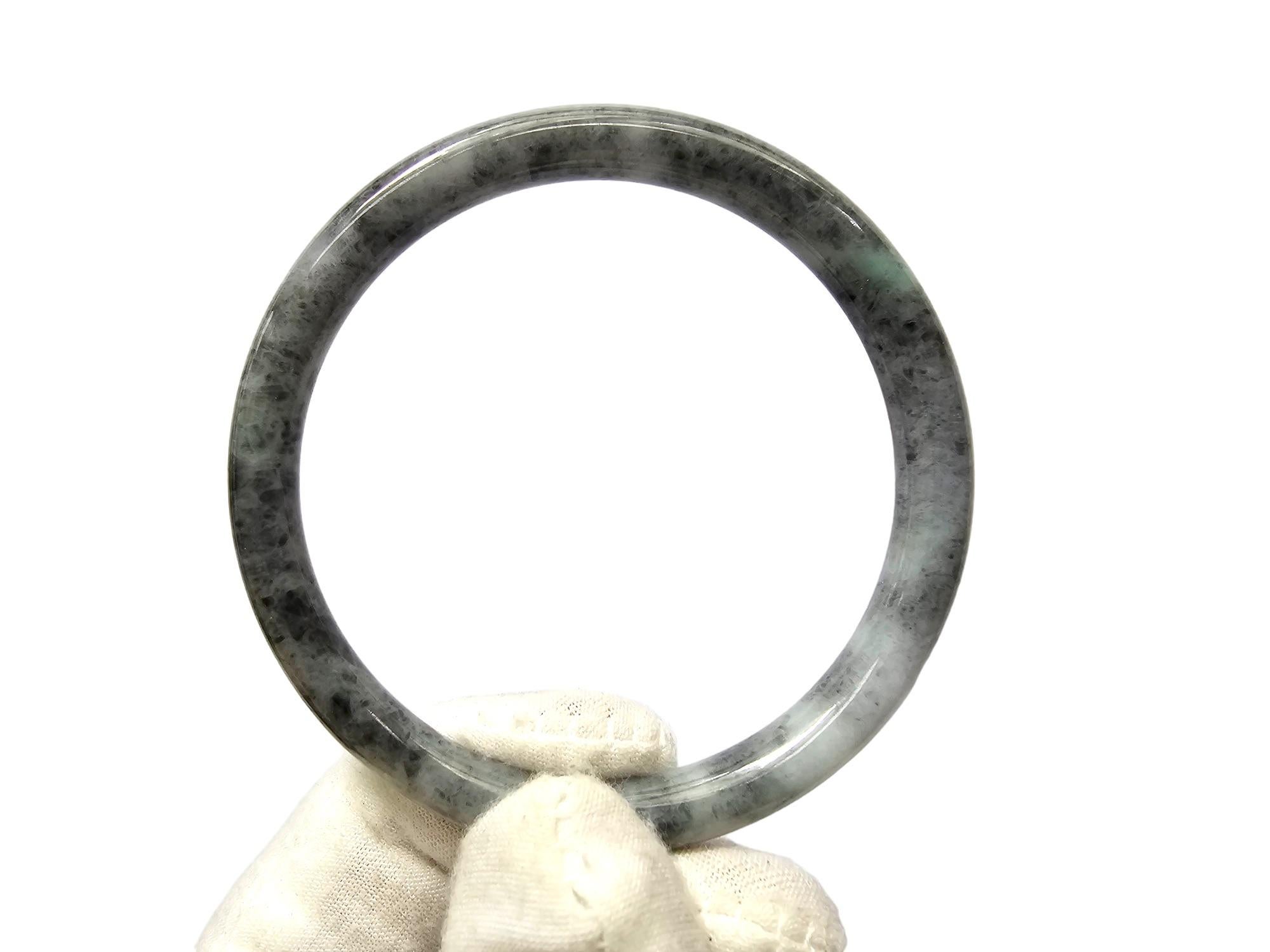 Earth's Burmesischer A-Jade-Armreif aus schwarzem, grünem, grauem, weißem, weißem Jadeit 08807  im Angebot 4