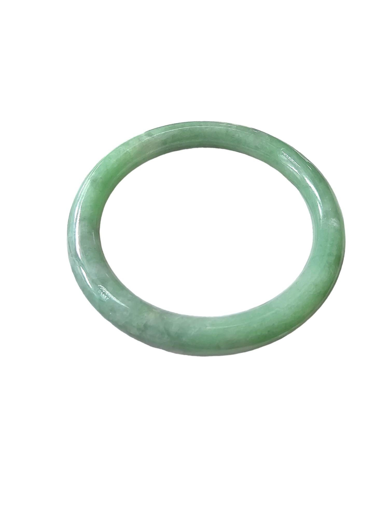 Burmesischer A-Jadeit Jade-Armreif; Grüner, grauer, weißer Jadeit 08809 - 100% entworfen, hergestellt und verarbeitet in Hongkong. Handgefertigt und maschinell geprüft.

Unsere 'Earth's' Bangle Bracelets sind allesamt Einzelstücke;

Dieses Stück ist