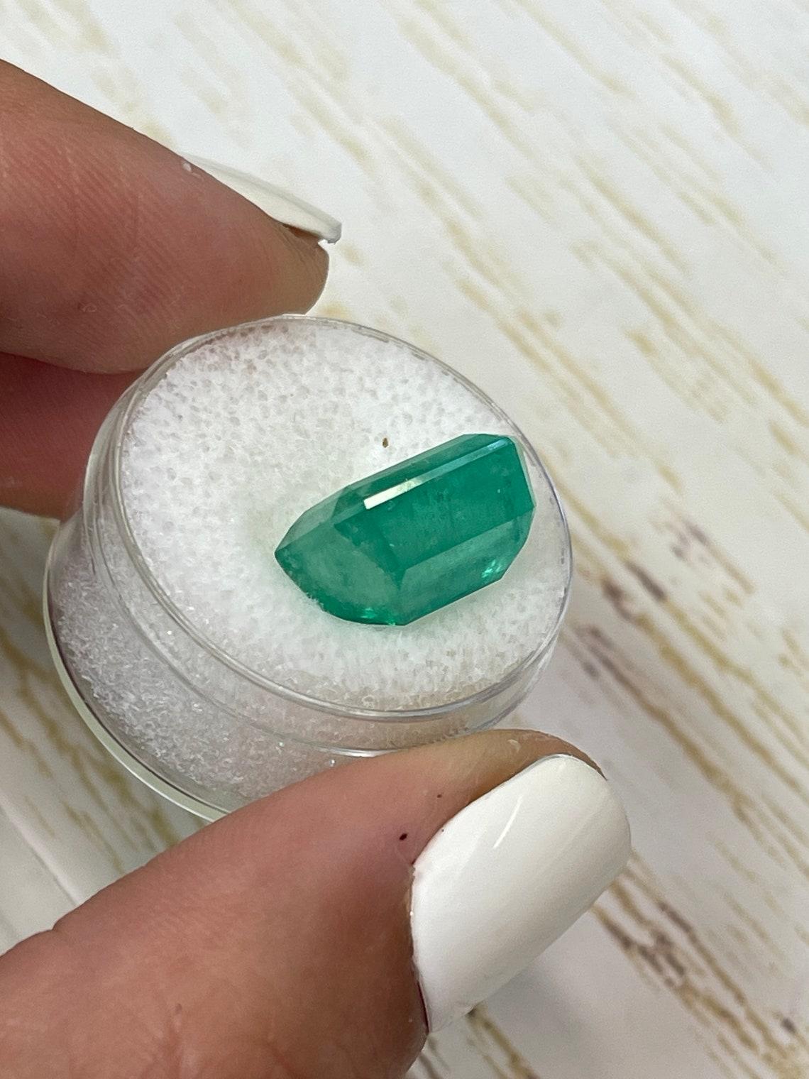 Women's Earthy Brick 10.03 Carat Emerald Cut Green Colombian Emerald Gem - May Birthston For Sale