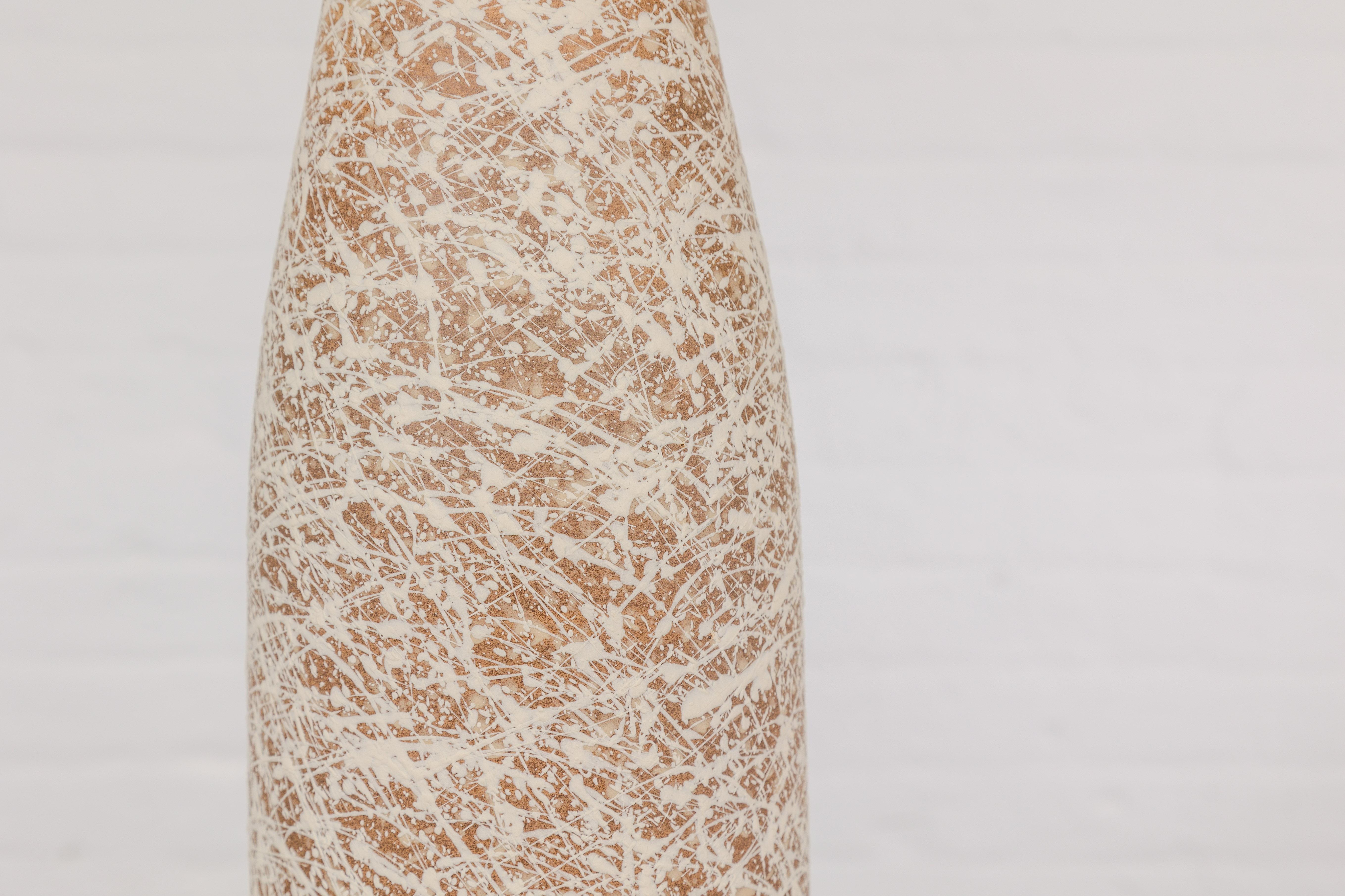 Vase en céramique Brown et crème avec décor de gouttes énergiques en vente 4