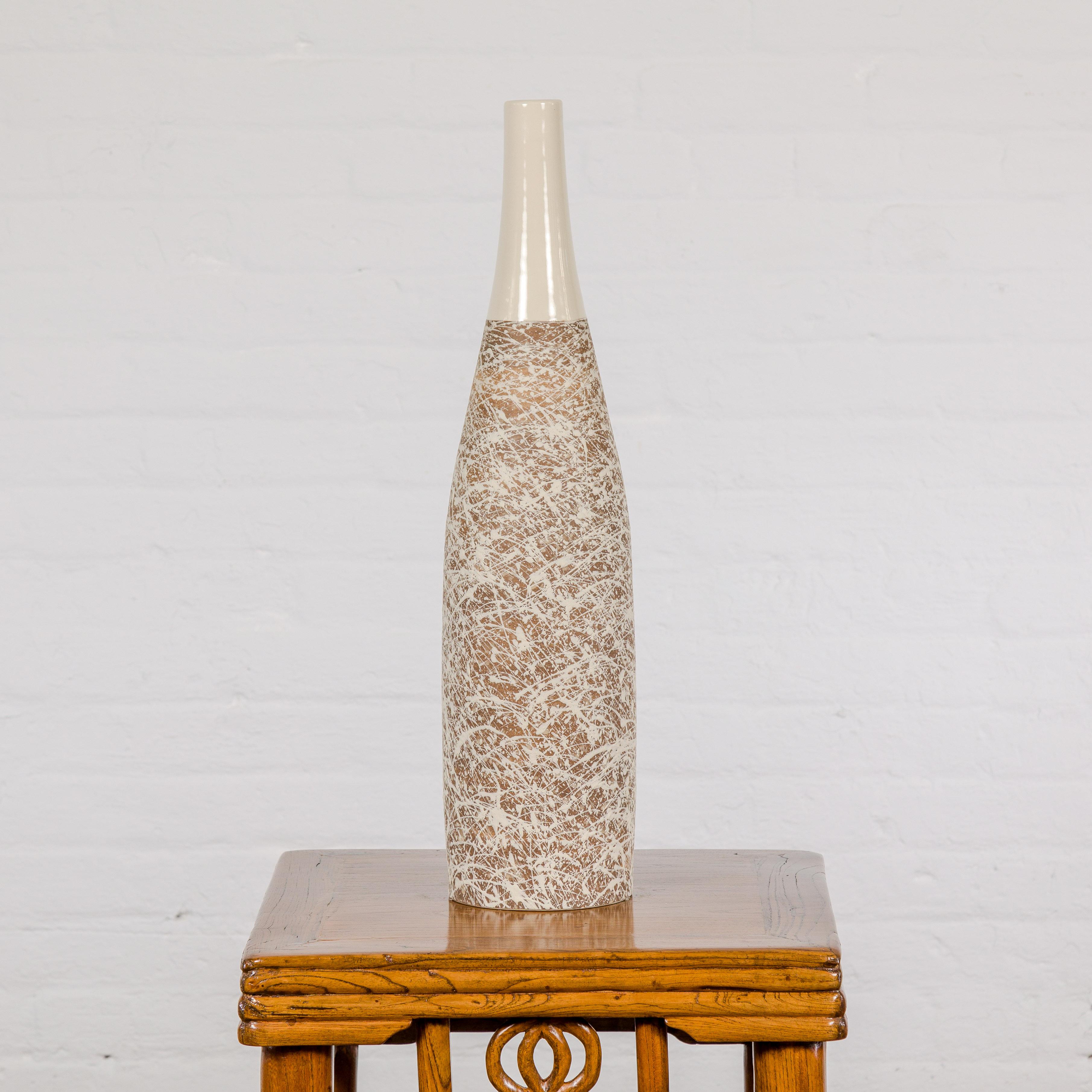 Vase en céramique Brown et crème avec décor de gouttes énergiques en vente 6