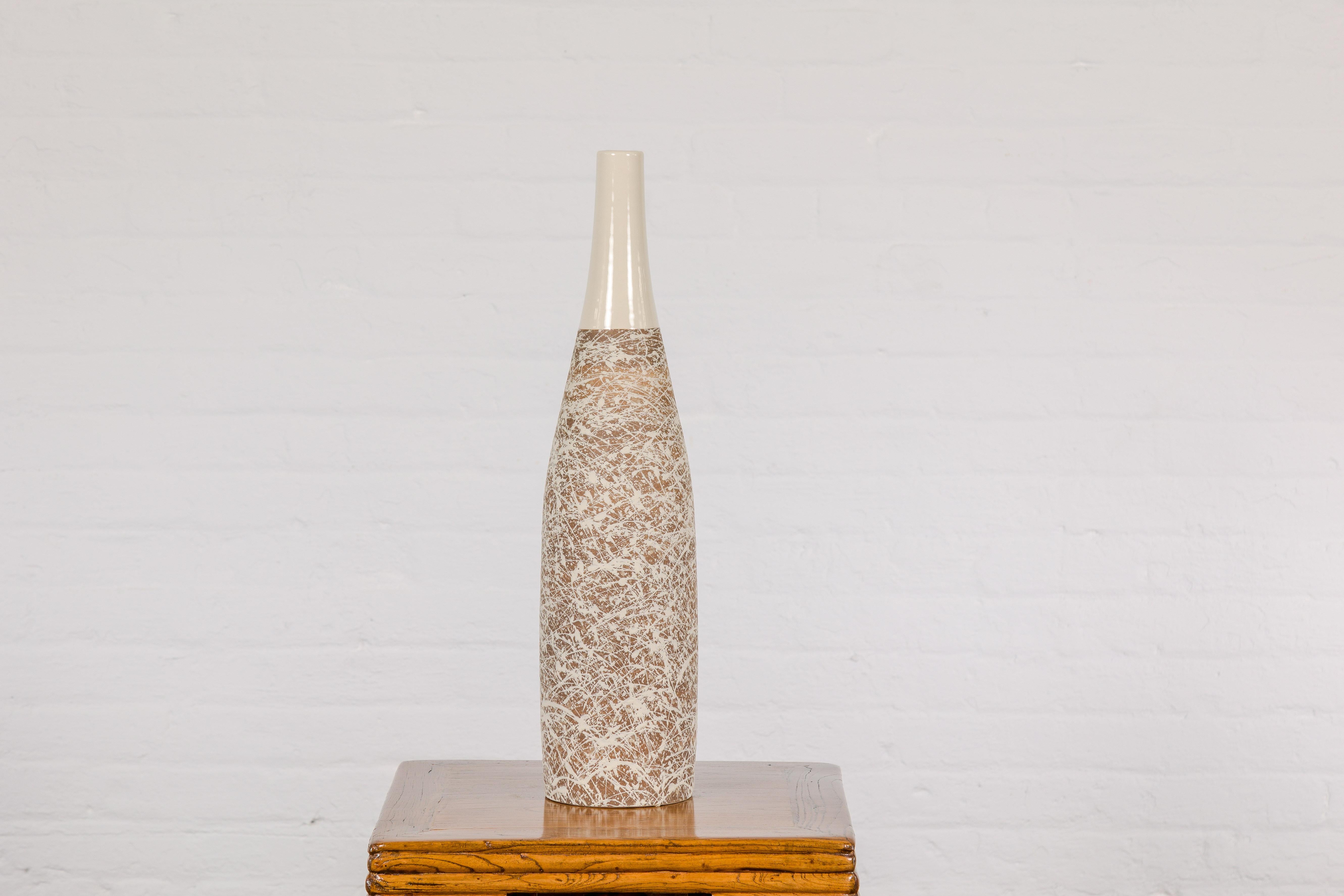 Vase en céramique Brown et crème avec décor de gouttes énergiques en vente 7