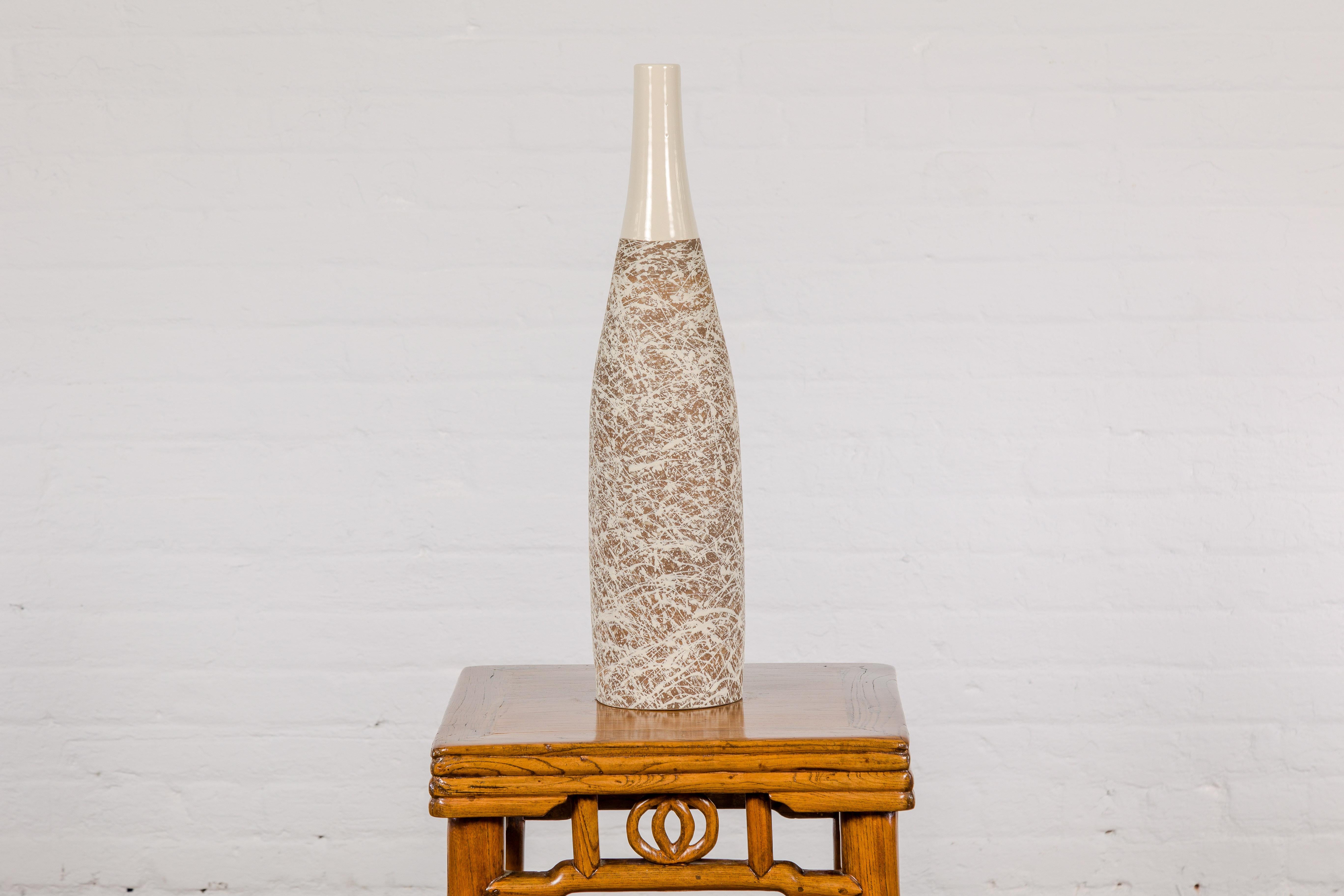Vase en céramique Brown et crème avec décor de gouttes énergiques en vente 8