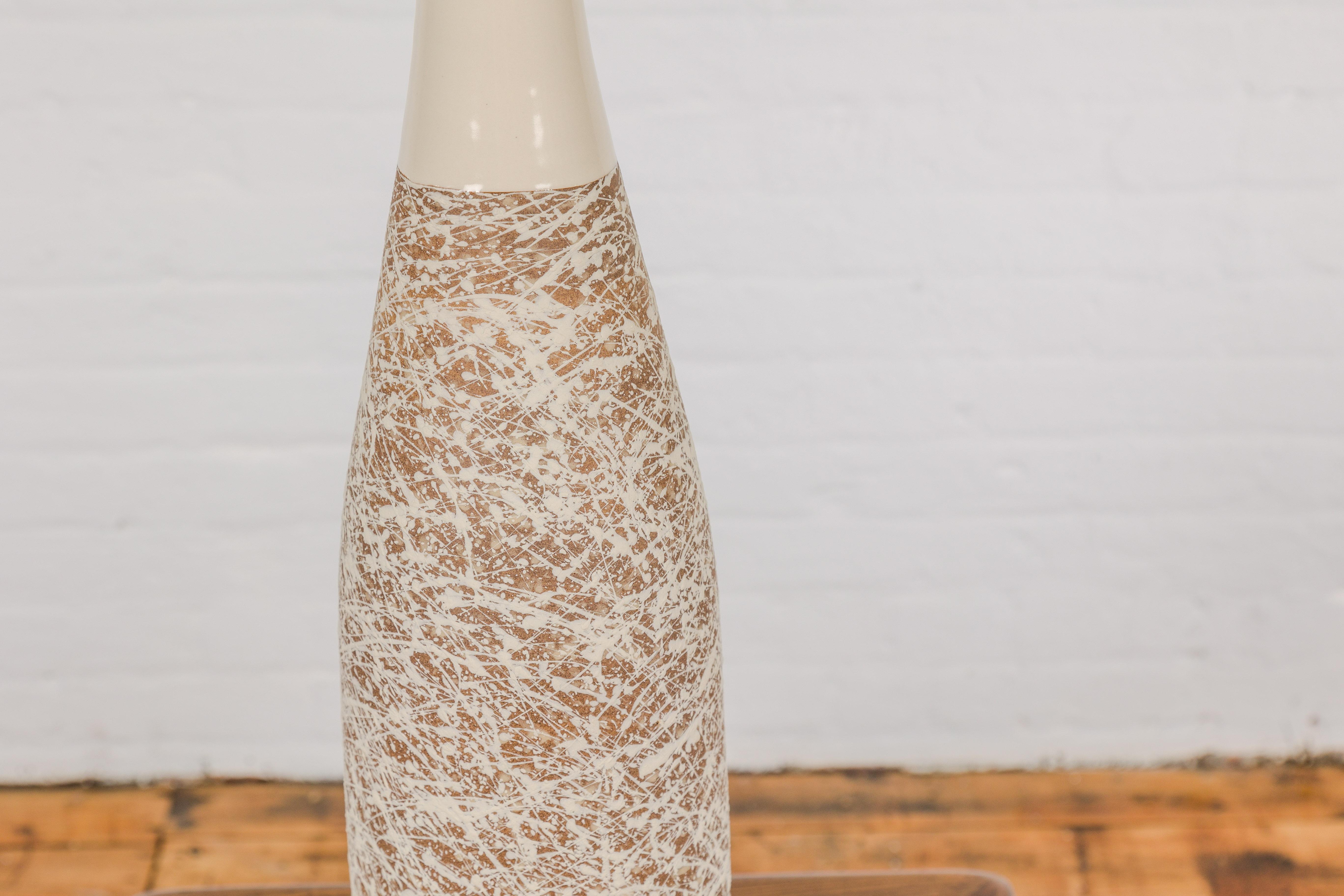 Vase en céramique Brown et crème avec décor de gouttes énergiques en vente 1