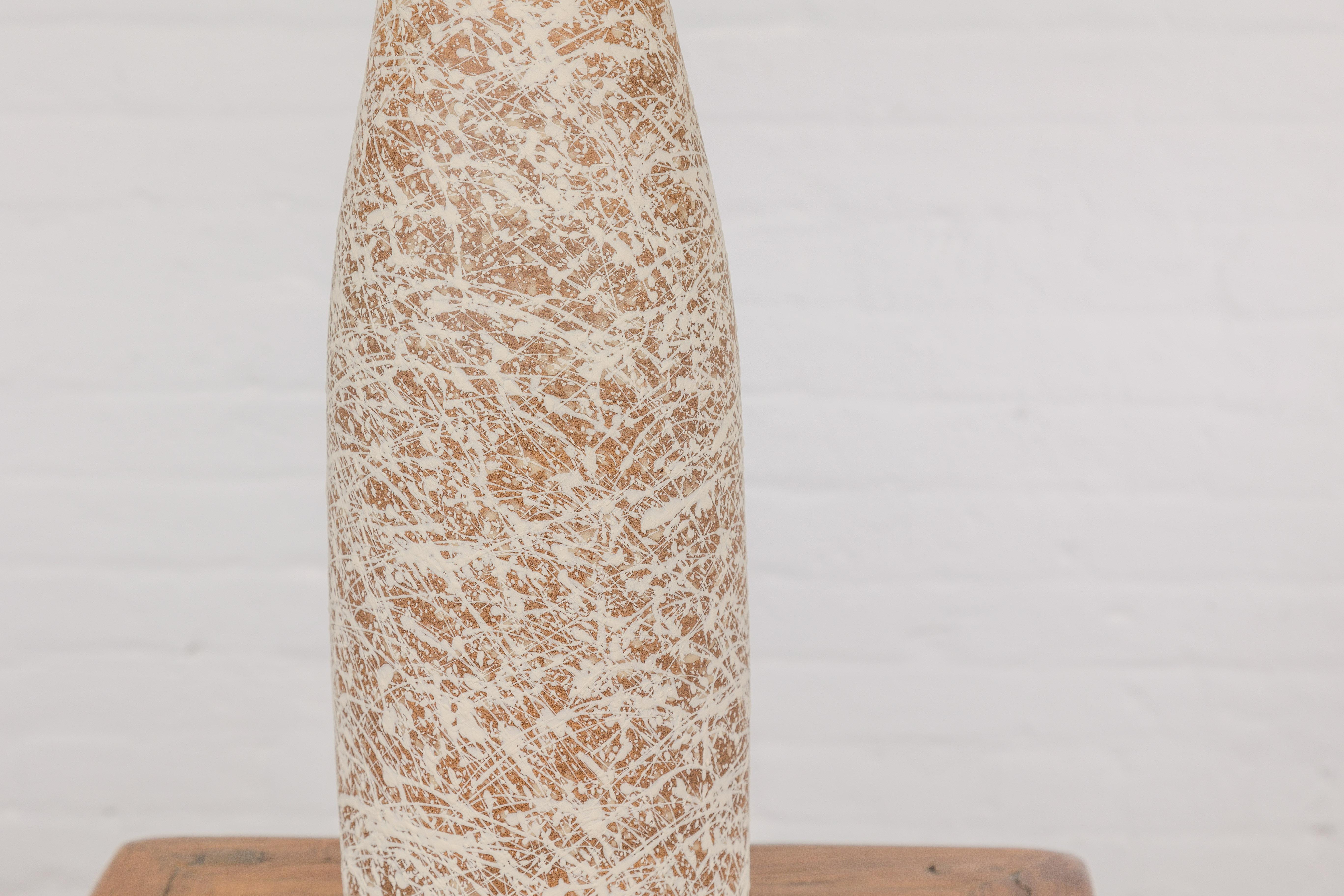 Vase en céramique Brown et crème avec décor de gouttes énergiques en vente 2