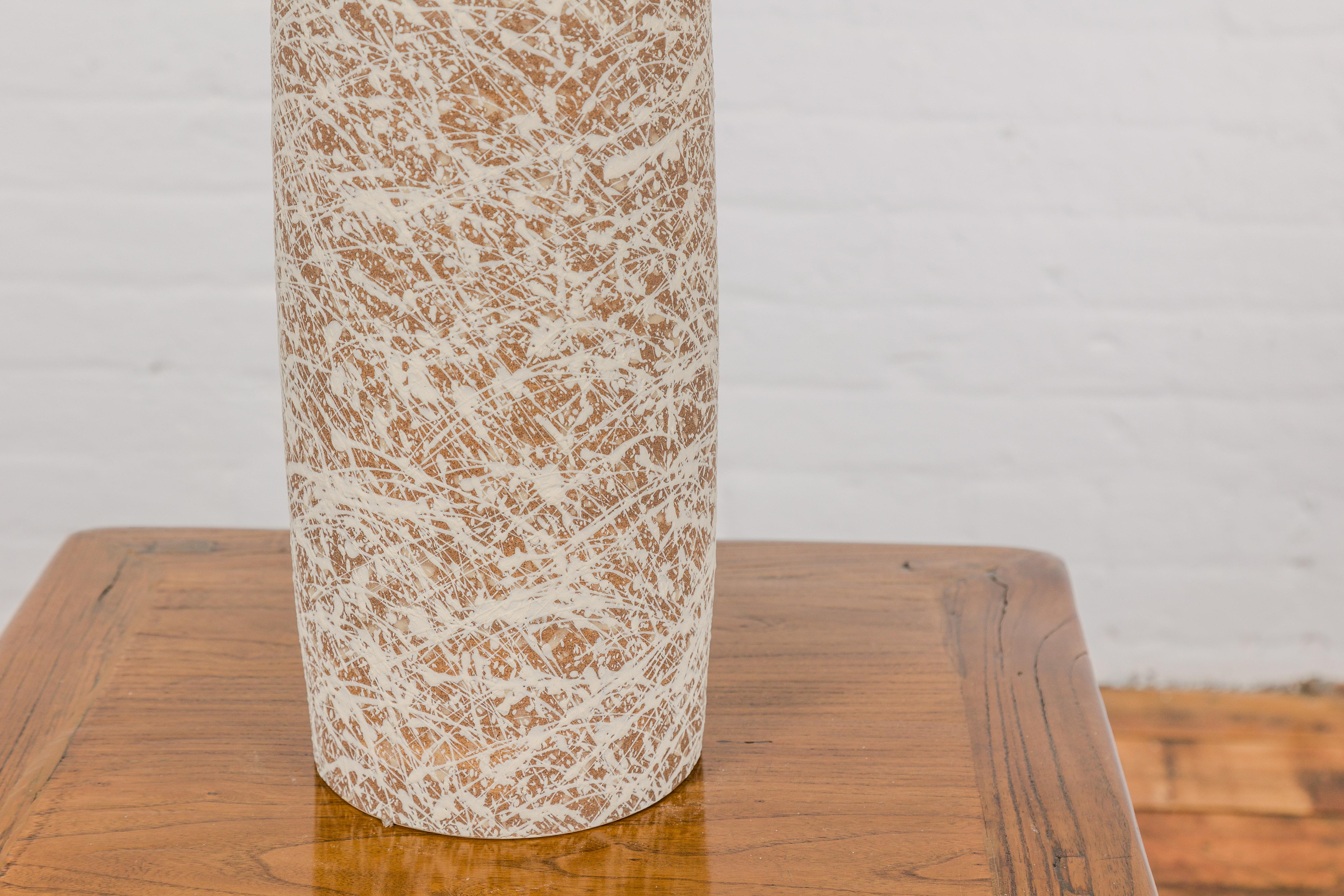 Vase en céramique Brown et crème avec décor de gouttes énergiques en vente 3
