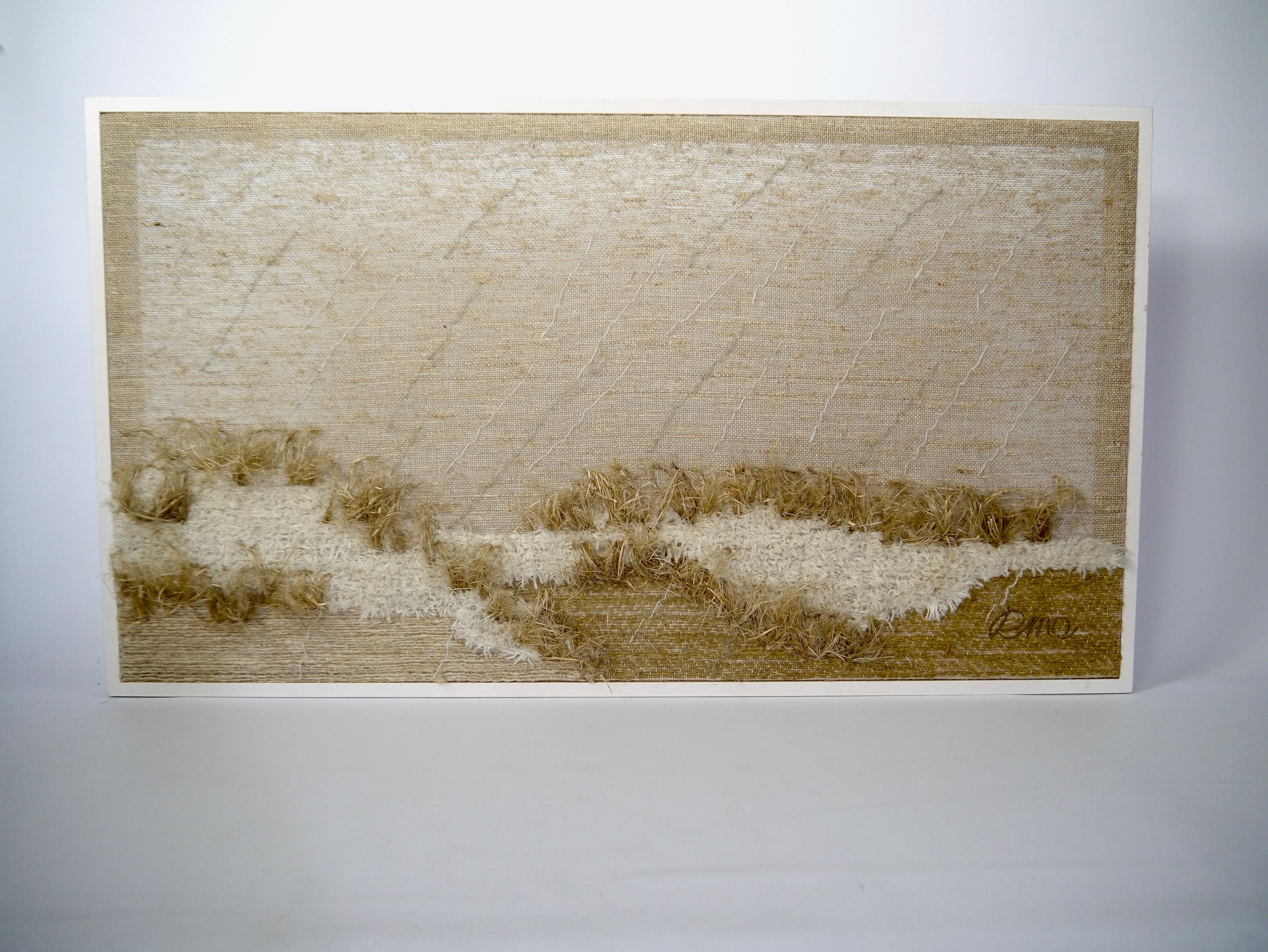 Tapisserie murale encadrée réalisée par l'artiste finlandaise Riitta-Maija Oksanen pour Helmi Vuorelma OY. Le jute, la paille et la laine sont utilisés pour créer une œuvre tridimensionnelle minimaliste. Cadre en bois peint en blanc coquille d'œuf.