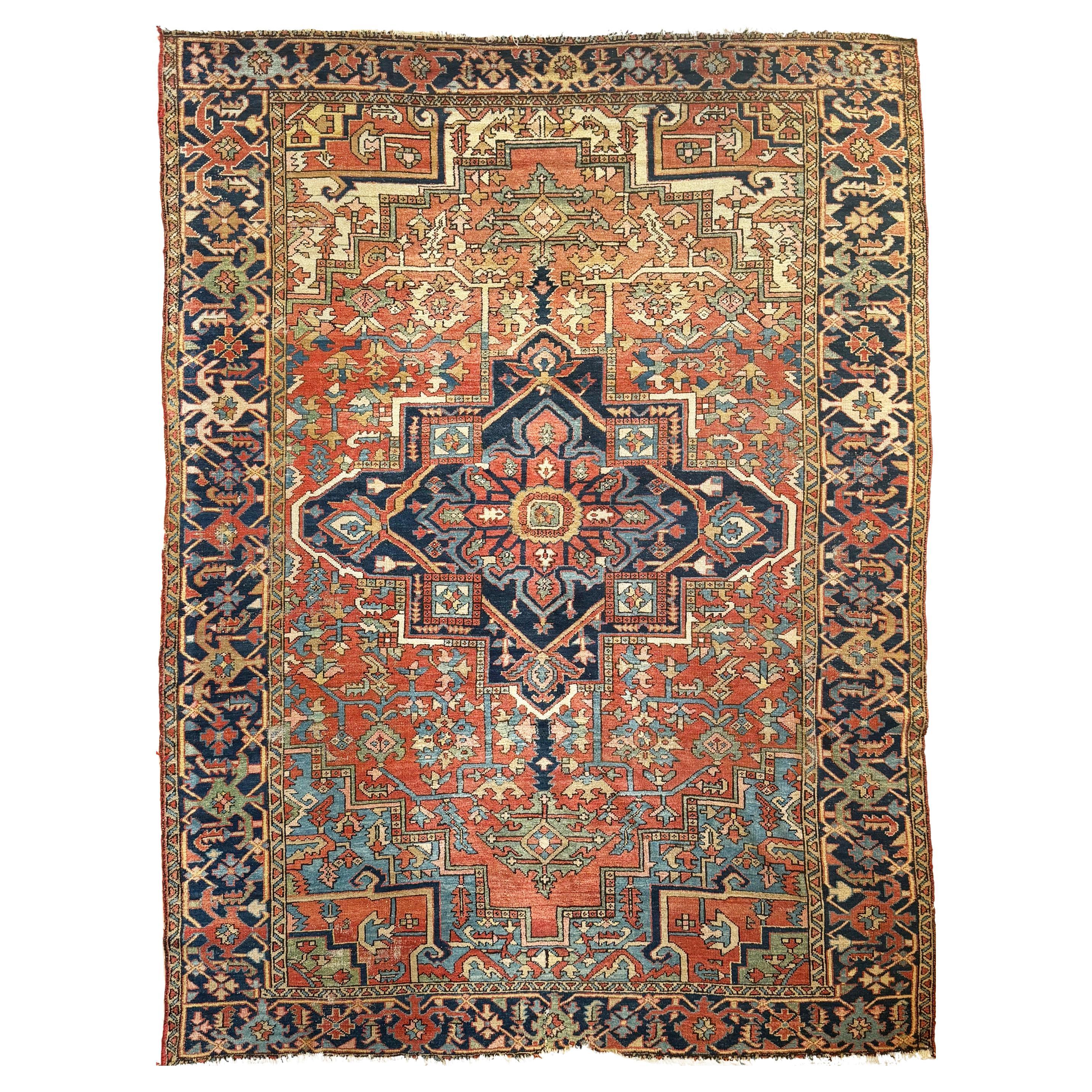 Alfombra Heriz Antigua Artesana con Remates en Dos Tonos, c. 1930