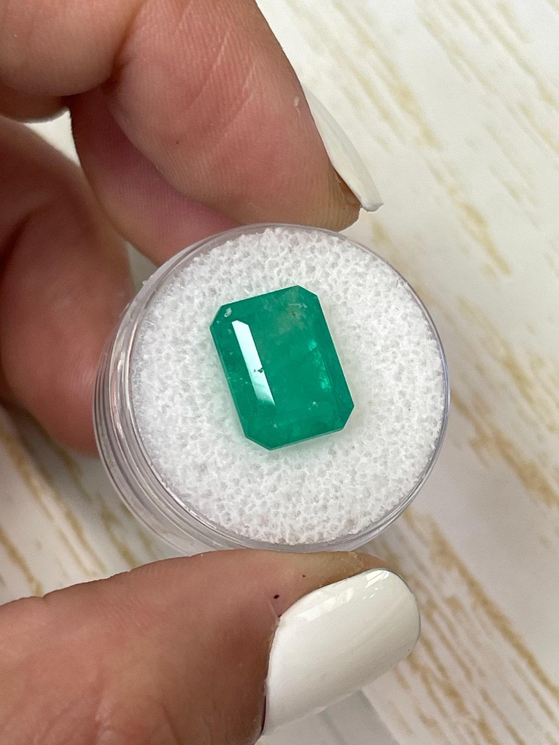 Moderno Gemma di smeraldo colombiano di colore verde intenso da 6,47 carati - Pietra di nascita di maggio in vendita