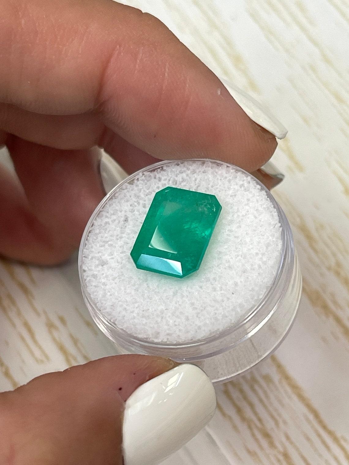 Taglio smeraldo Gemma di smeraldo colombiano di colore verde intenso da 6,47 carati - Pietra di nascita di maggio in vendita