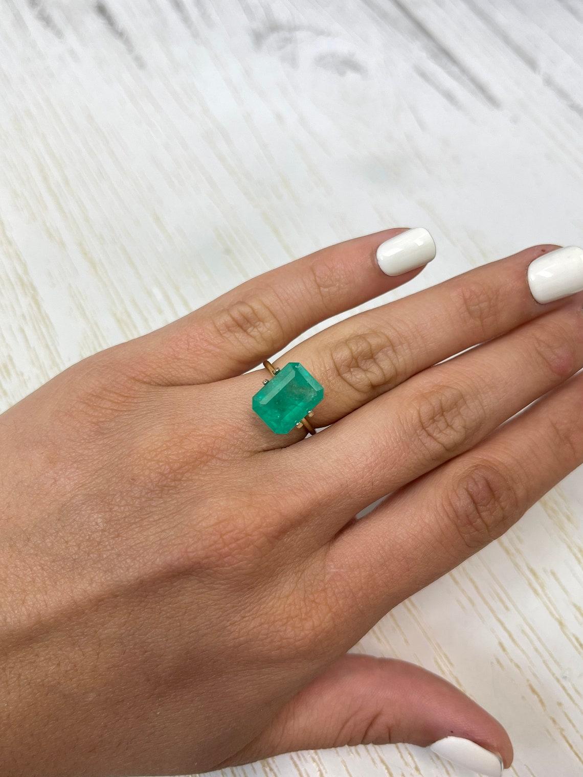 Donna Gemma di smeraldo colombiano di colore verde intenso da 6,47 carati - Pietra di nascita di maggio in vendita