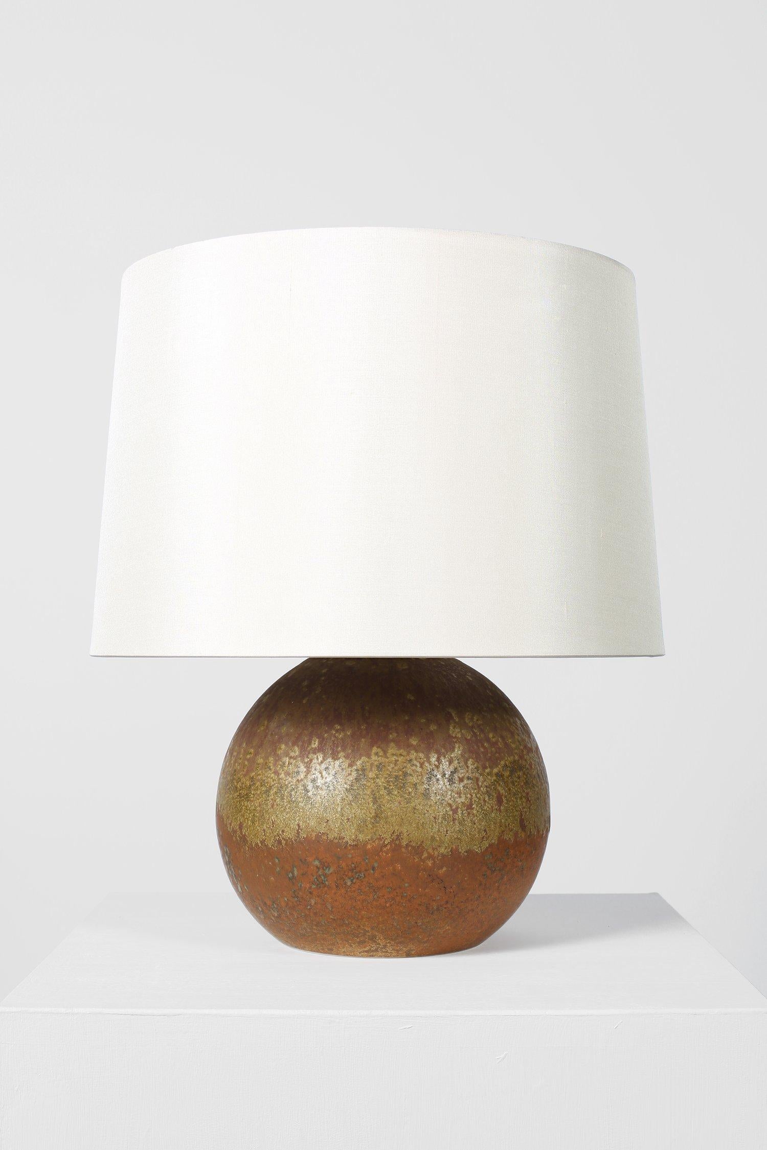An earthy speckle glazed porcelain spherical table lamp.
France, 1960s
Measures: With the shade: 40.5 cm high
Lamp base only: 24.5 cm
Shade diameter 35 cm.