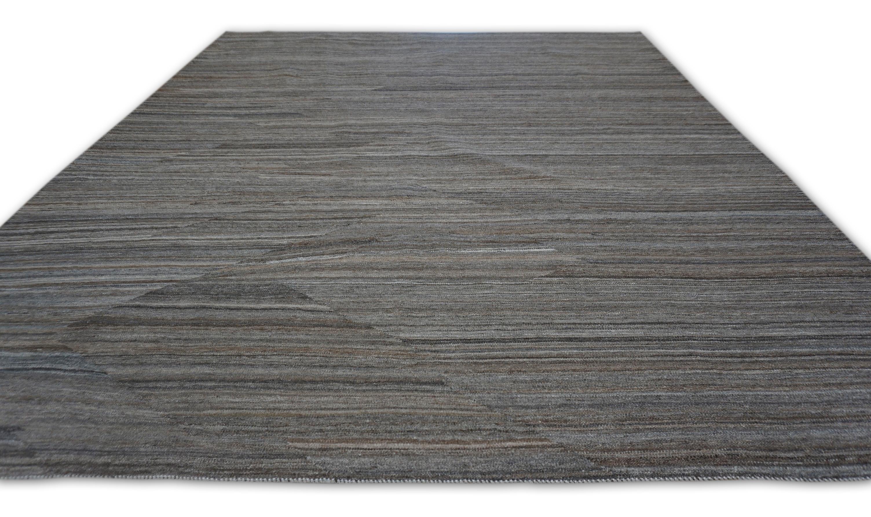 Erdige Grau-Braun-Töne Mazandaran-Stil Wolle Kelim 8'2''x9'7'' im Zustand „Neu“ im Angebot in Torrance, CA