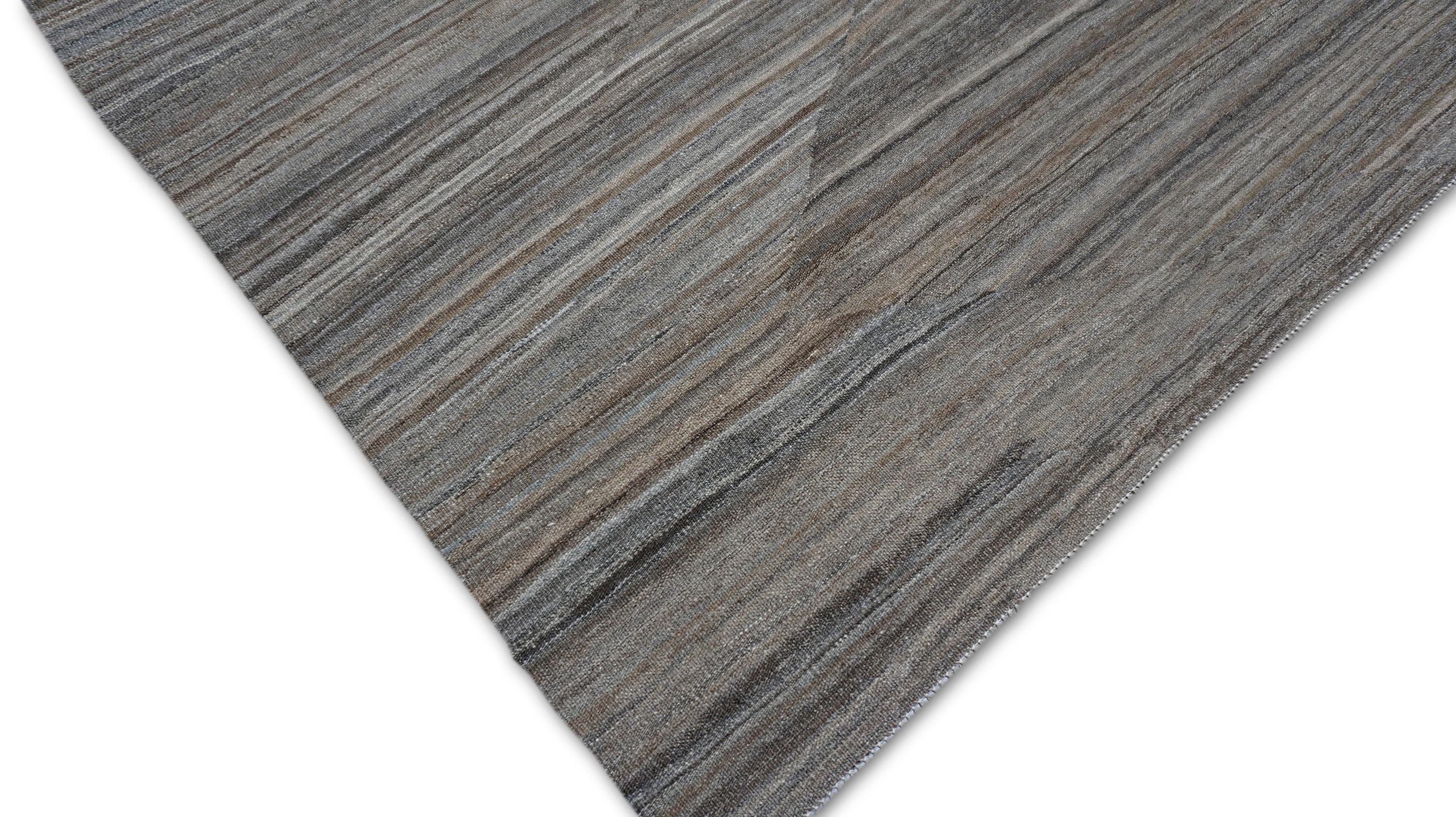 Erdige Grau-Braun-Töne Mazandaran-Stil Wolle Kelim 8'2''x9'7'' (21. Jahrhundert und zeitgenössisch) im Angebot